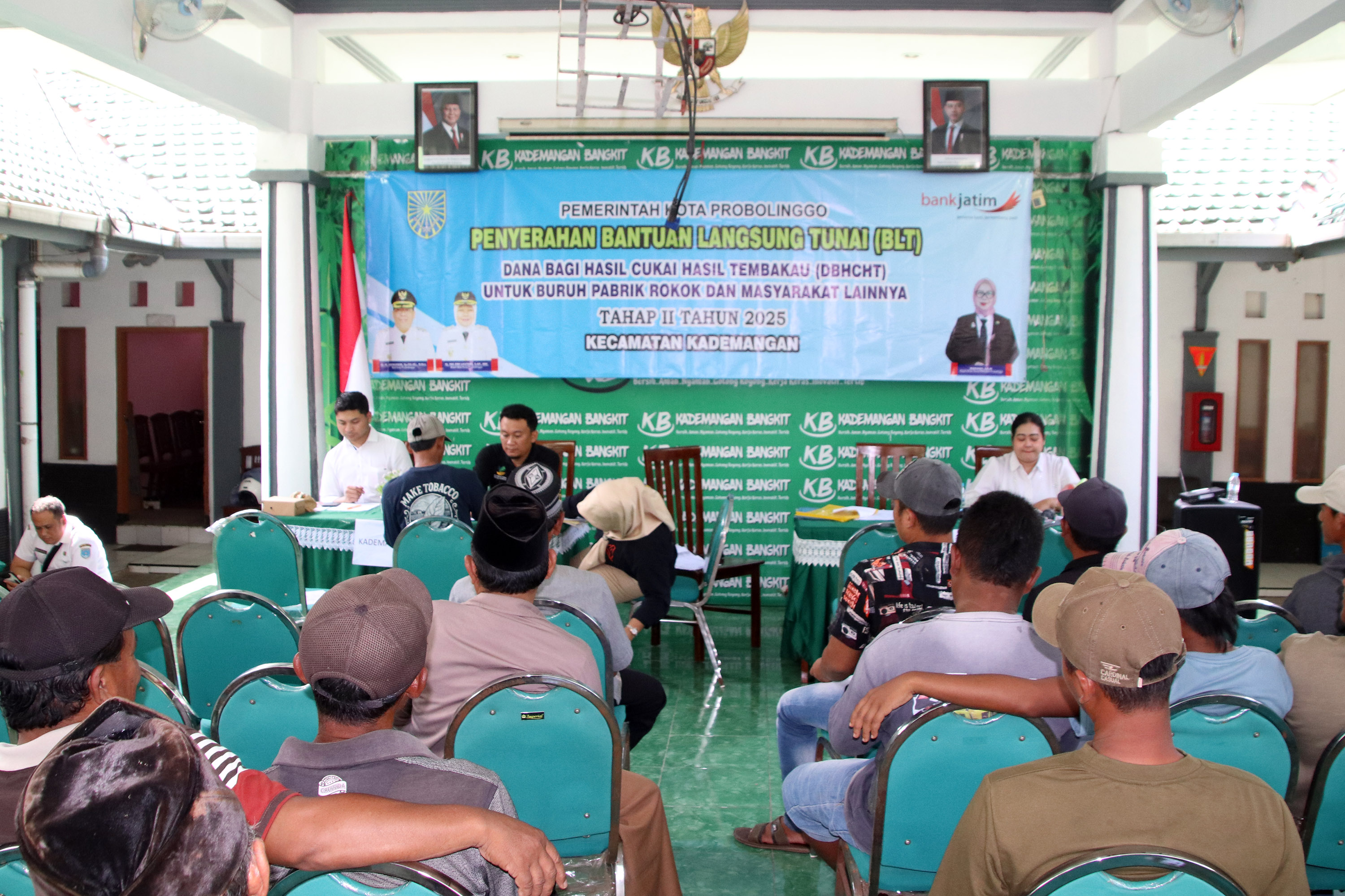 KADEMANGAN: Dalam penyaluran BLT-DBHCHT Tahap II ini, sasaran buruh tani tembakau dan buruh pabrik rokok di jadwalkan tersendiri dalam sesi siang dipusatkan di Kecamatan Kademangan.