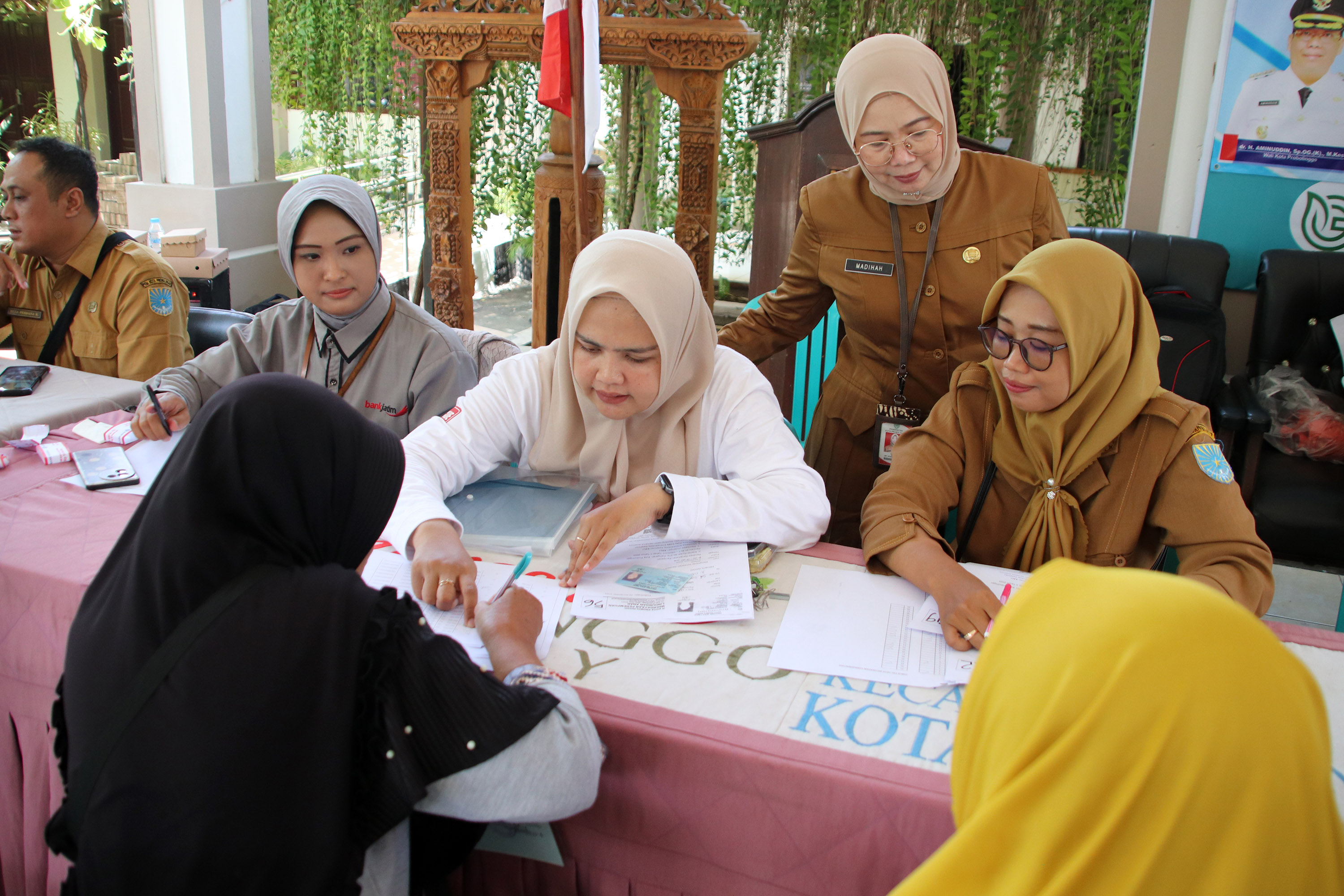 KANIGARAN: Kepala Dinsos PPPA Kota Probolinggo Madihah, SKM. terjun langsung ke lokasi penyaluran untuk memastikan BLT-DBHCHT Tahap II Tahun 2025 berlangsung lancar.