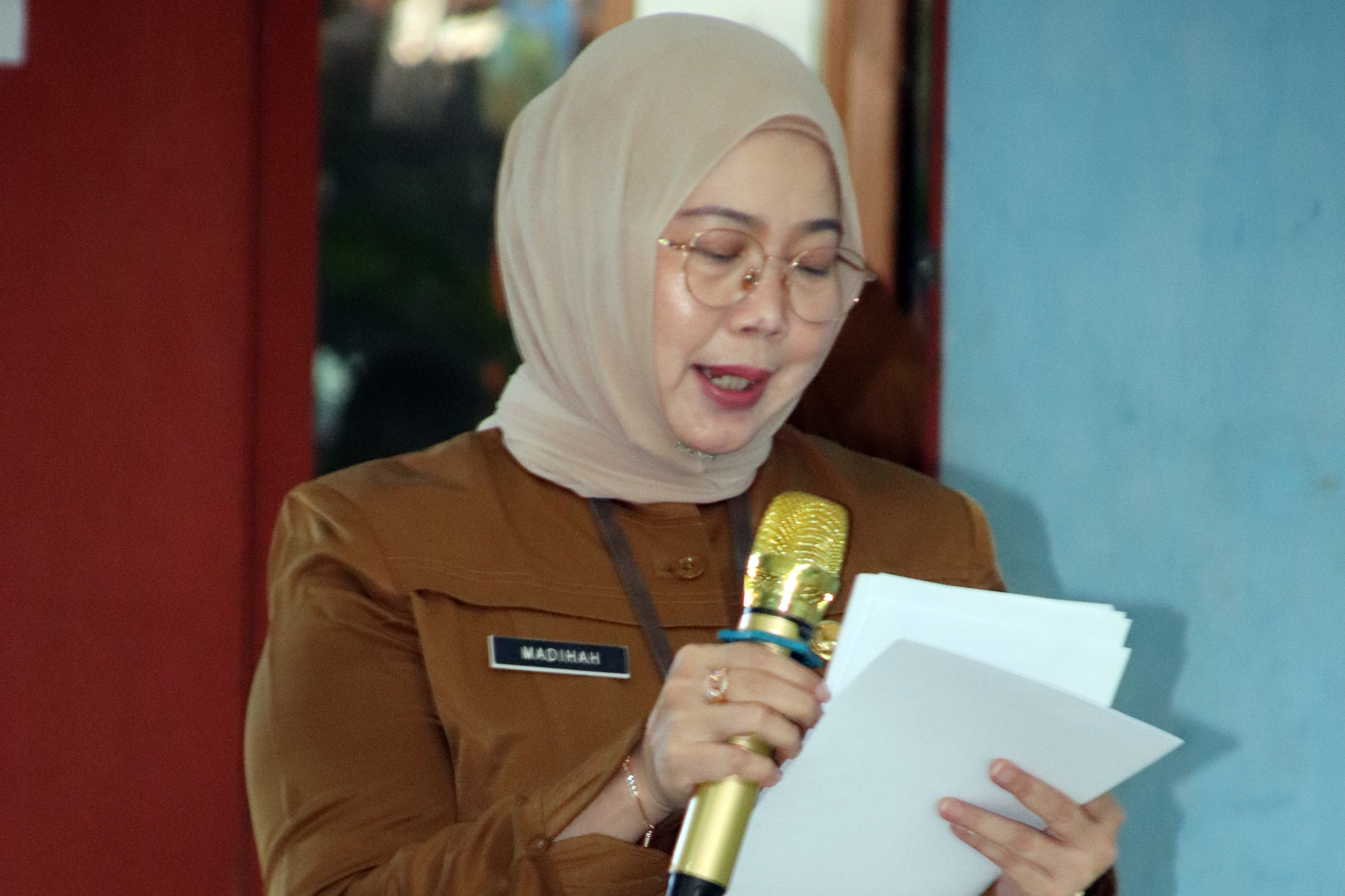 LAPORAN: Kepala Dinsos PPPA Kota Probolinggo Madihah, SKM. menyampaikan laporan kegiatan Penyaluran BLT-DBHCHT Tahap II, Selasa (2/12).