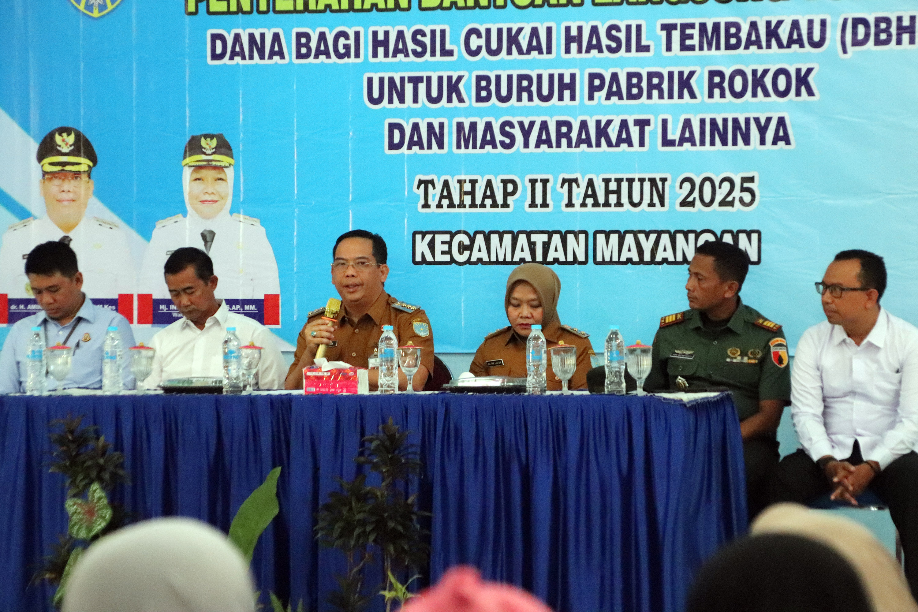 MAYANGAN: Seremonial penyaluran BLT-DBHCHT Tahap II dibuka oleh Wali Kota Probolinggo dr. Aminuddin, di Aula Kantor Kelurahan Mangunharjo untuk wilayah Kecamatan Mayangan.