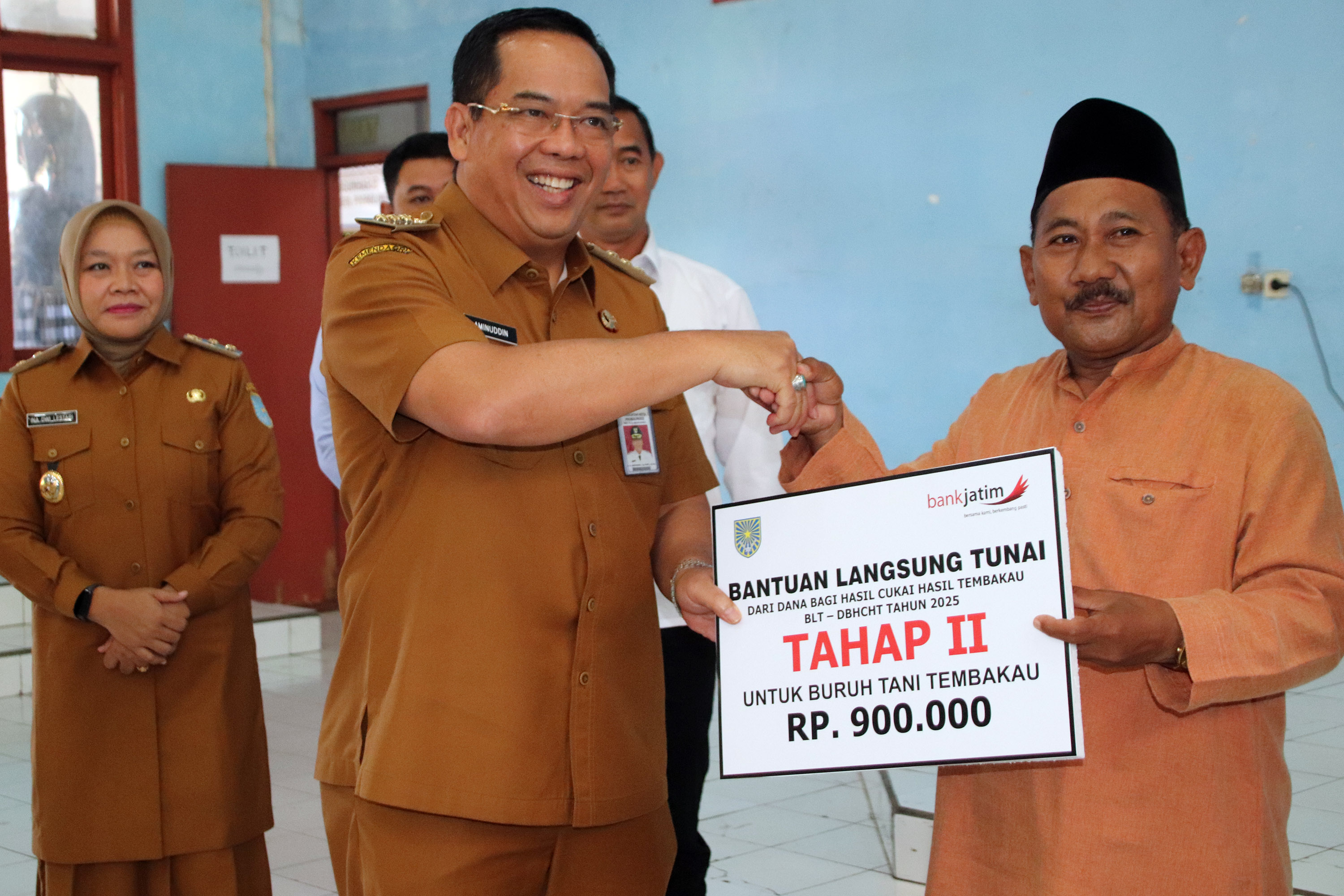 SIMBOLIS 1: Wali Kota Probolinggo dr. Aminuddin secara simbolis menyerahkan BLT-DBHCHT Tahap II kepada perwakilan KPM.