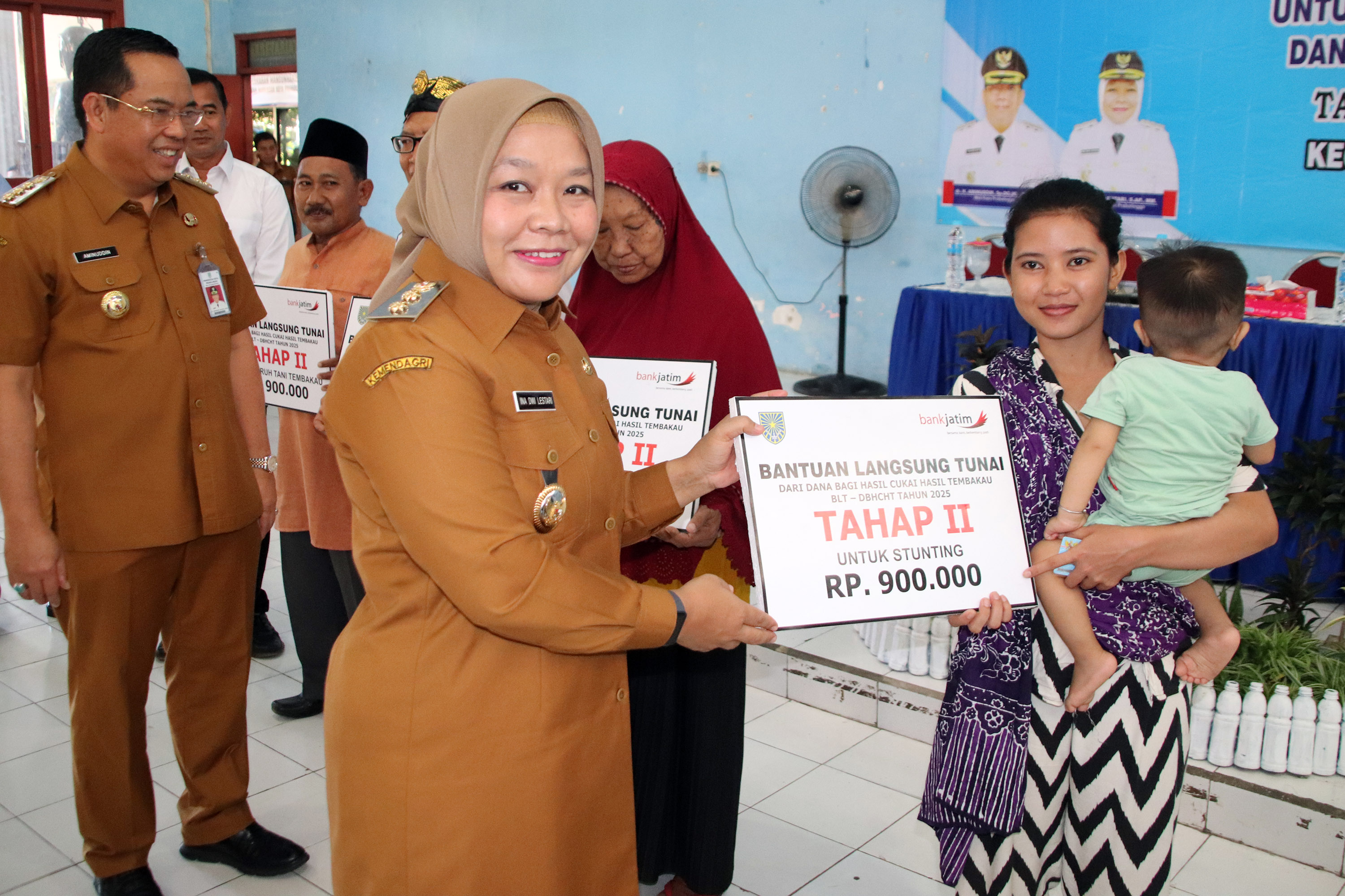 SIMBOLIS 2: Wakil Wali Kota Probolinggo Hj. Ina Dwi Lestari secara simbolis menyerahkan BLT-DBHCHT Tahap II kepada perwakilan KPM.