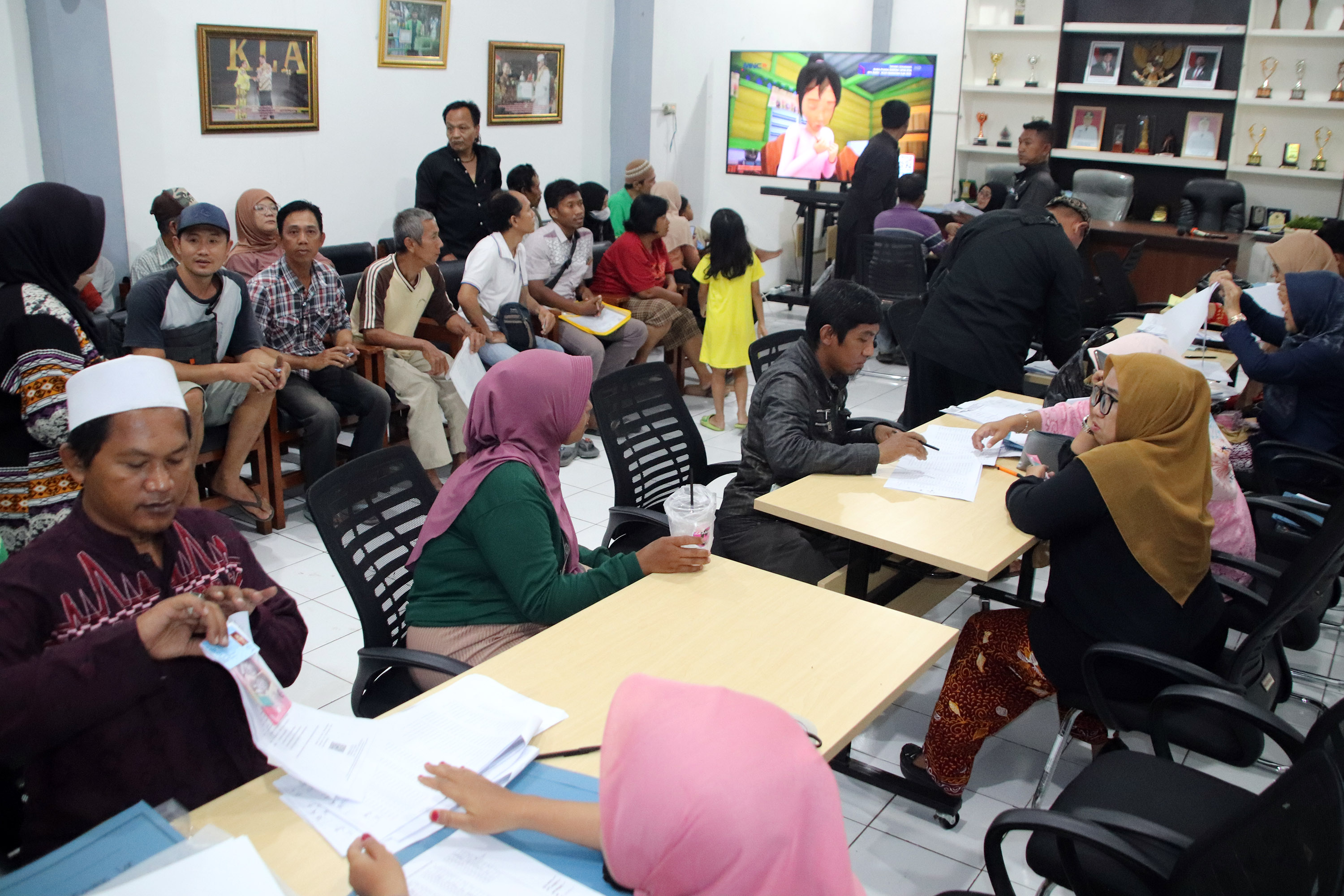 SUSULAN: Suasana Aula Kantor Dinsos PPPA Kota Probolinggo saat penyaluran BLT-DBHCHT Tahap II susulan, Kamis (4/12).