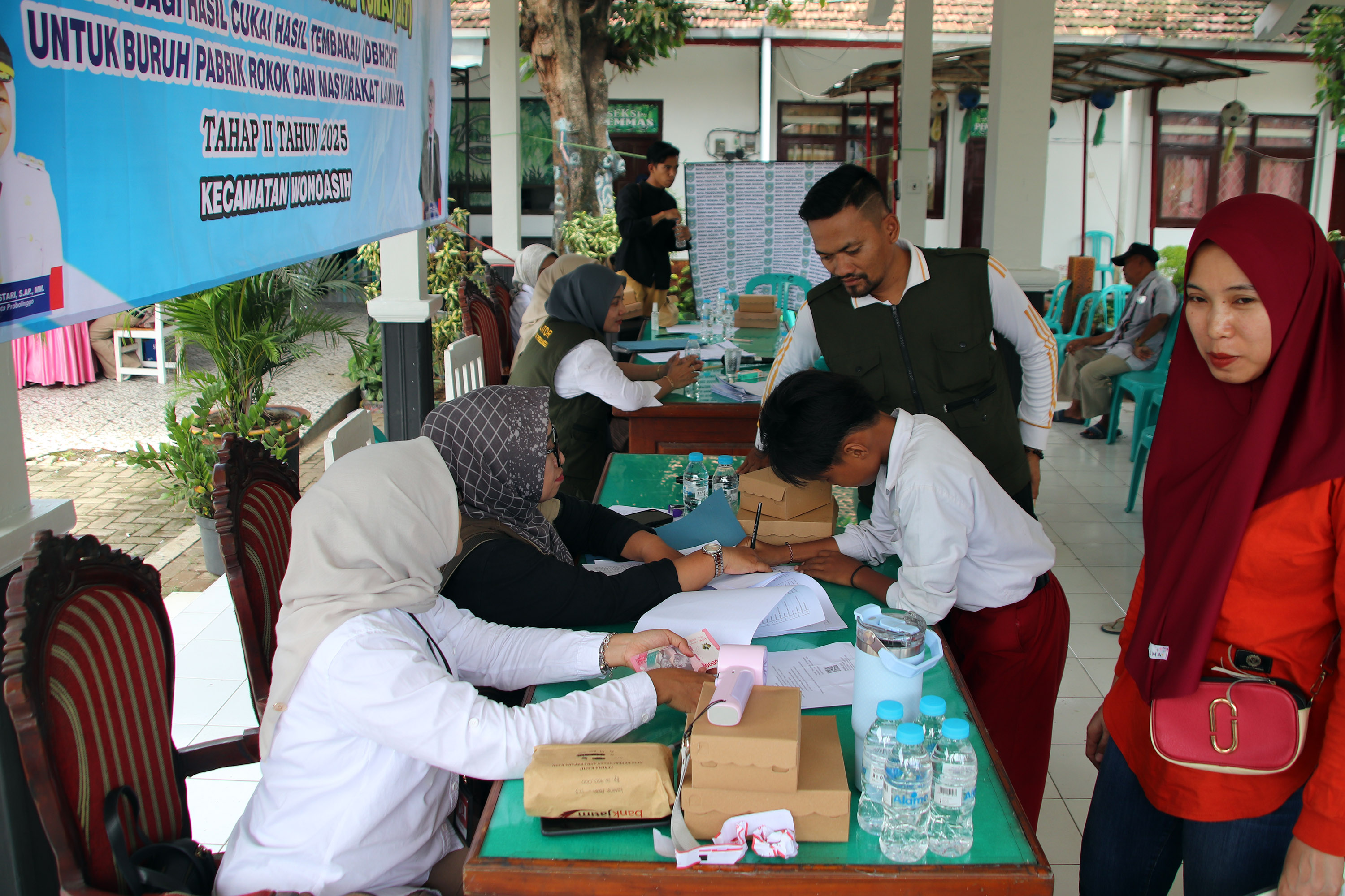 WONOASIH: Suasana penyaluran BLT-DBHCHT Tahap II di kantor Kecamatan Wonoasih.
