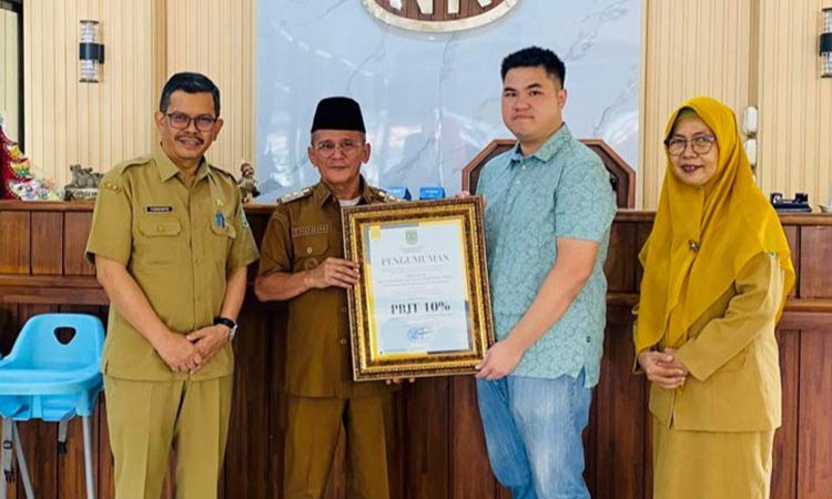 1.	PENGUMUMAN: Wakil Bupati Pasuruan, H.M. Shobih Asrori bersama dengan Plt. Kepala BPKPD, Yuswianto, SE.MM saat memegang piagam pengumuman Pemungutan Pajak Barang dan Jasa Tertentu  (PBJT) 10 persen.