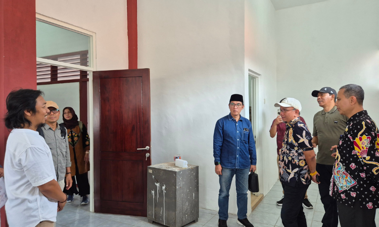 DISIDAK: Jajaran anggota Komisi III DPRD Kota Pasuruan saat sidak ke Kantor Dinas PUPR di Jalan Pahlawan Kota Pasuruan. Meski rampung, gedung tersebut belum bisa difungsikan.
