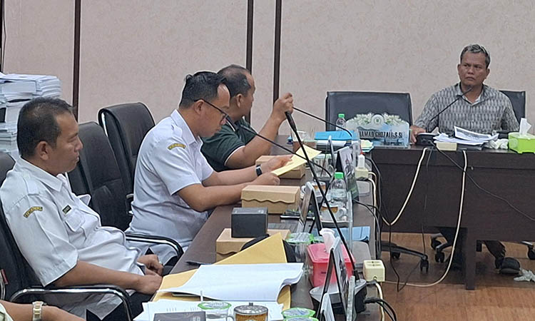 HEARING: Rapat dengar pendapat mengenai &ldquo;hutan kabel&rdquo; di kantor DPRD Kabupaten Pasuruan.