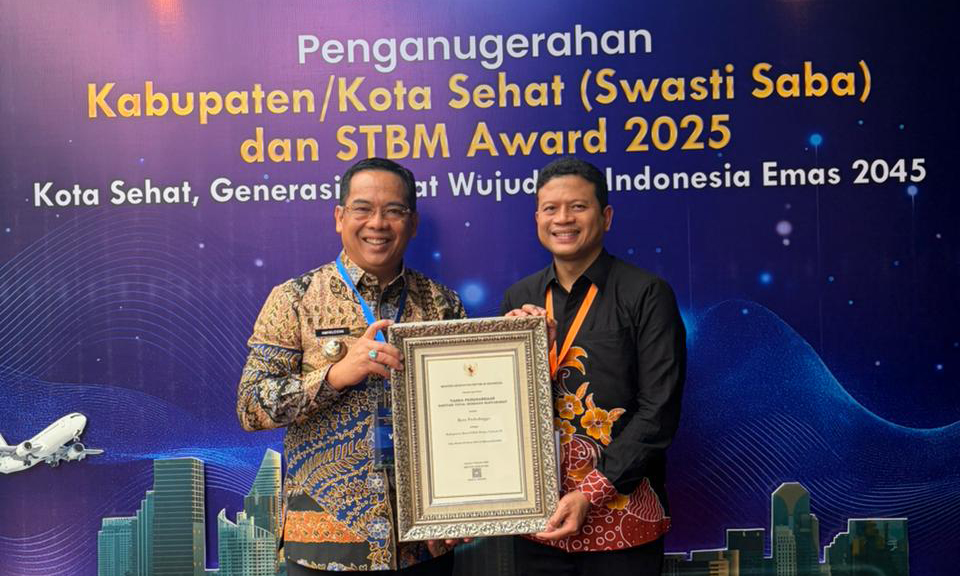 KOLABORASI : Selain berhasil meraih penghargaan Kabupaten/Kota Sehat Swasti Saba Tahun 2025. Wali Kota dr. Aminuddin dan dr. Intan foto bersama usai diterimanya Penghargaan STBM Award 2025 untuk kateg