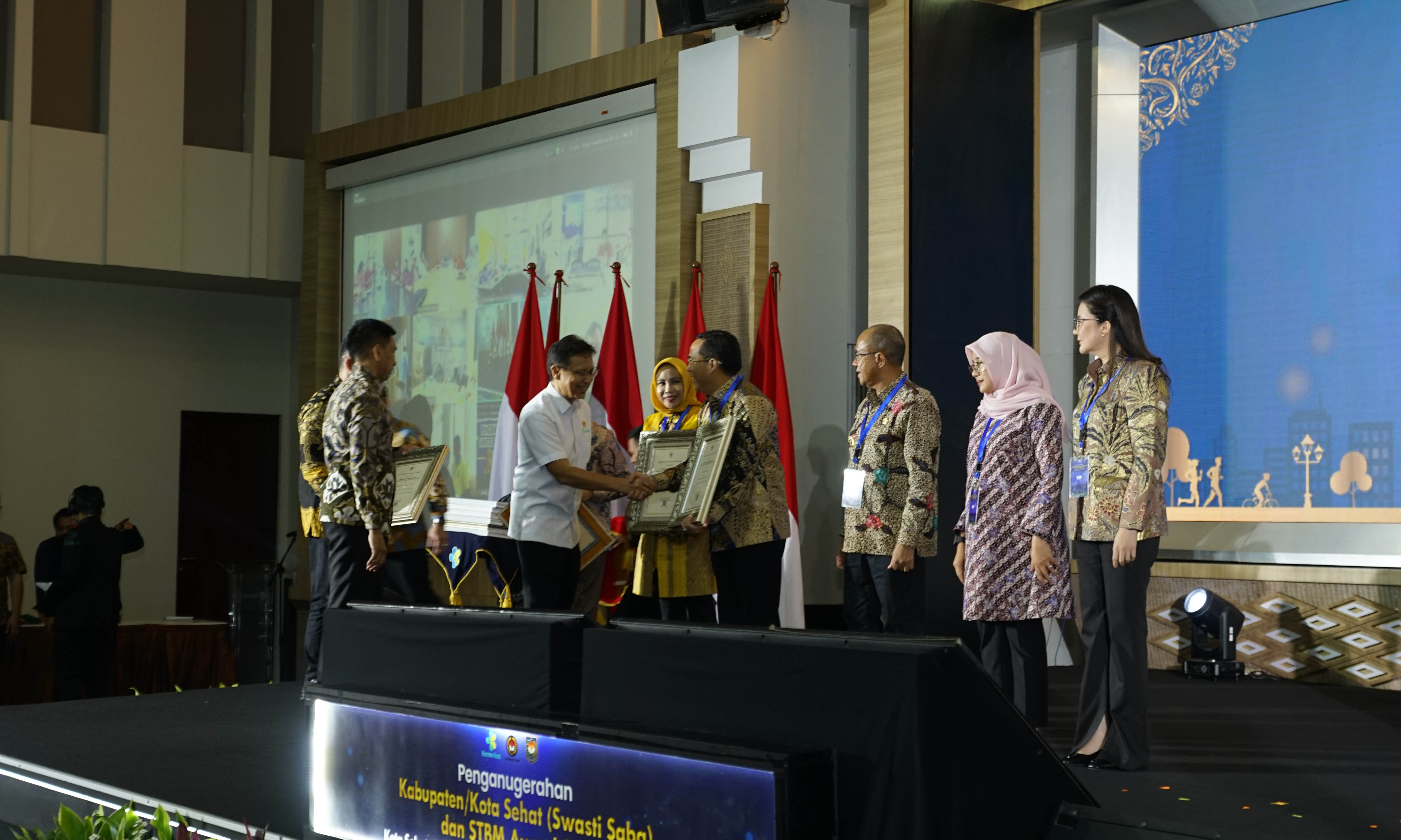 APRESIASI : Komitmen kepemimpinan Wali Kota Probolinggo dr. Aminuddin, Sp. OG (K)., M.Kes. dalam mewujudkan Kabupaten/Kota Sehat dan Sanitasi Total Berbasis Masyarakat (STBM) di Kota Probolinggo menda