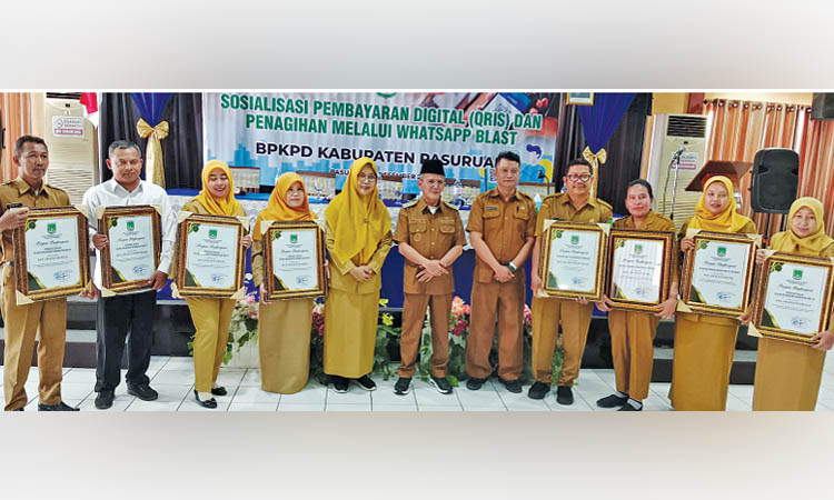 2.	APRESIASI: Wakil Bupati Pasuruan, H.M. Shobih Asrori saat memberikan penghargaan pada Desa Lunas PBB P2 pada bulan November.