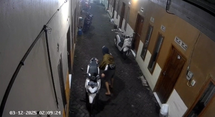 TEREKAM: Aksi terduga pelaku yang terekam CCTV. Saat kejadian, korban tertidur di dalam kamar kosnya.