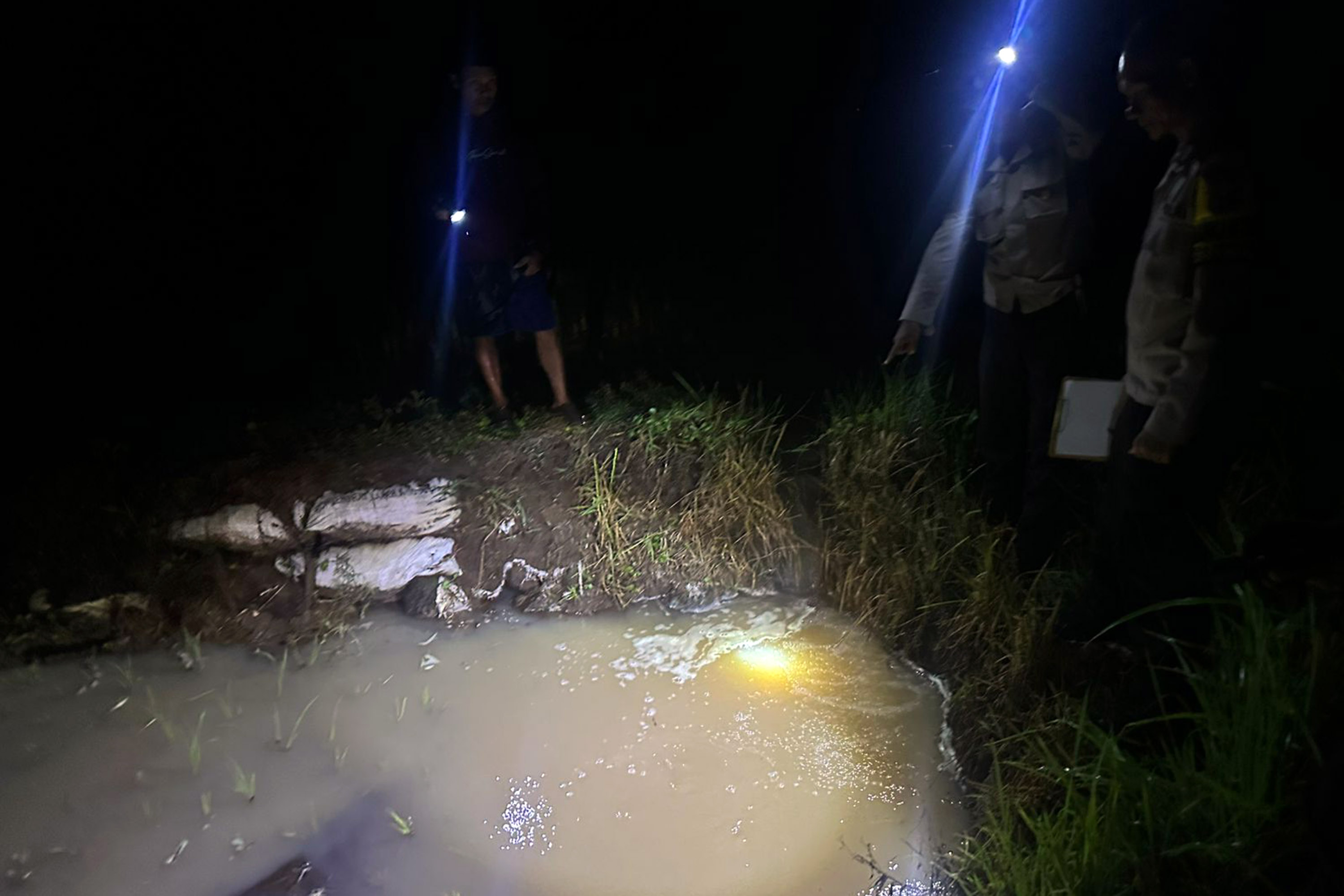 TKP: Polisi mendatangi kubangan tempat balita tenggelam di Kedungpengaron, Kecamatan Kejayan, Kabupaten Pasuruan, Kamis sore (4/12).