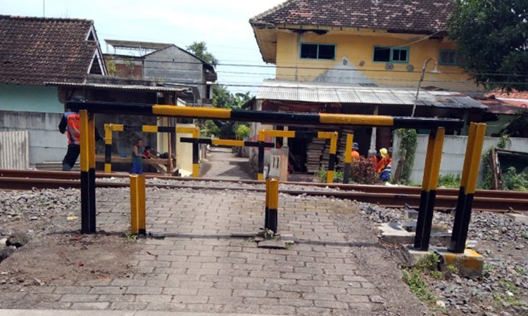 DIPERSEMPIT: Petugas KAI Daop 9 Jember mempersempit akses jalan di salah satu perlintasan sebidang di JPL 171 Km 89+3/4 petak Jalan Grati-Bayeman, masuk Desa Bayeman, Kecamatan Tongas, Probolinggo.