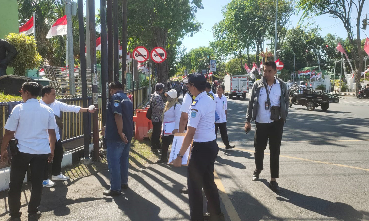 VERIFIKASI: Verifikasi lapangan bersama Tim Pertimbangan Teknis Perizinan atas permohonan izin pemasangan tiang provider di salah satu lokasi di Kota Probolinggo.