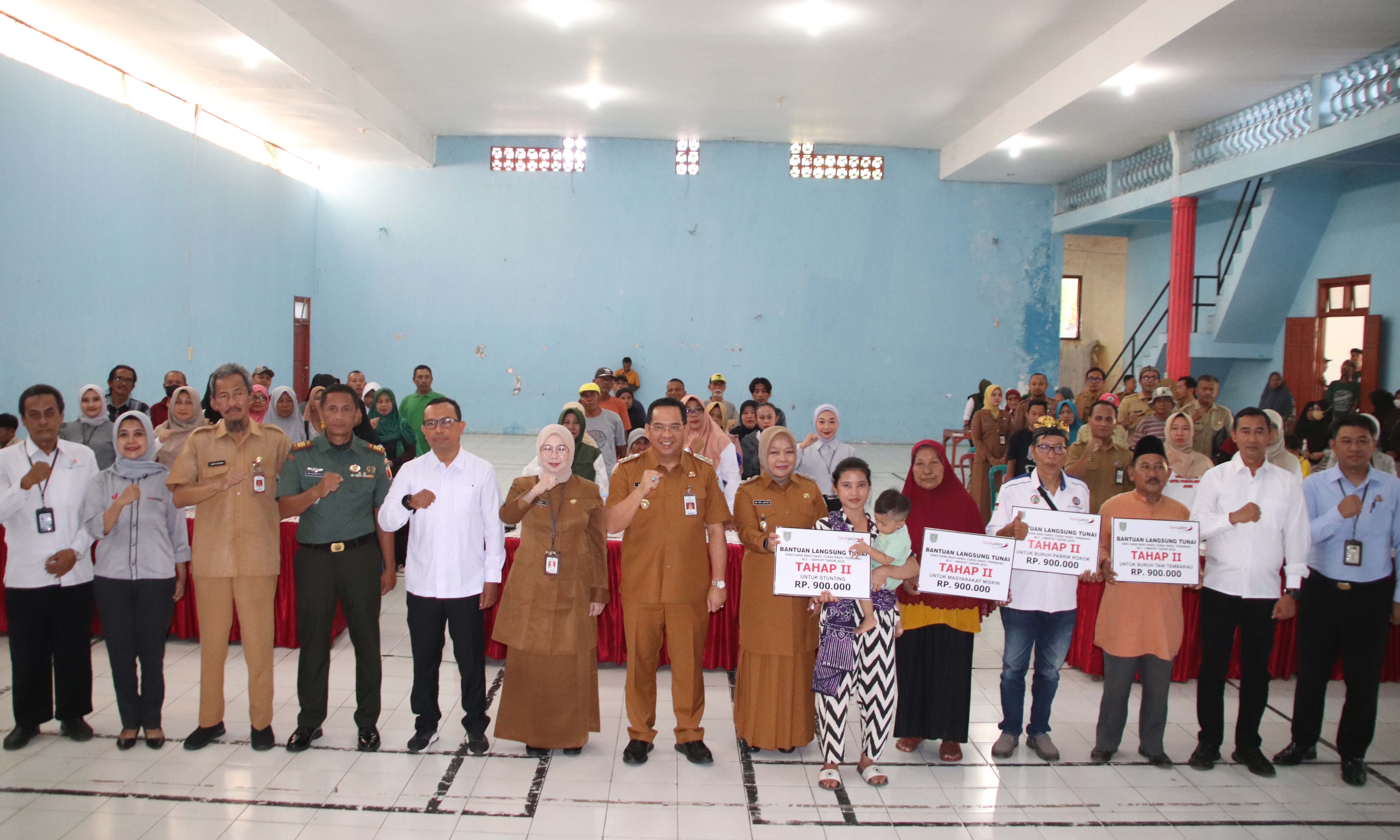 FOTO BERSAMA: Wali Kota Probolinggo dr. Aminuddin berfoto bersama para undangan usai Pembukaan Kegiatan Penyaluran BLT-DBHCHT Tahap II di Aula Kelurahan Mangunharjo, Kecamatan Mayangan, Selasa (2/12).