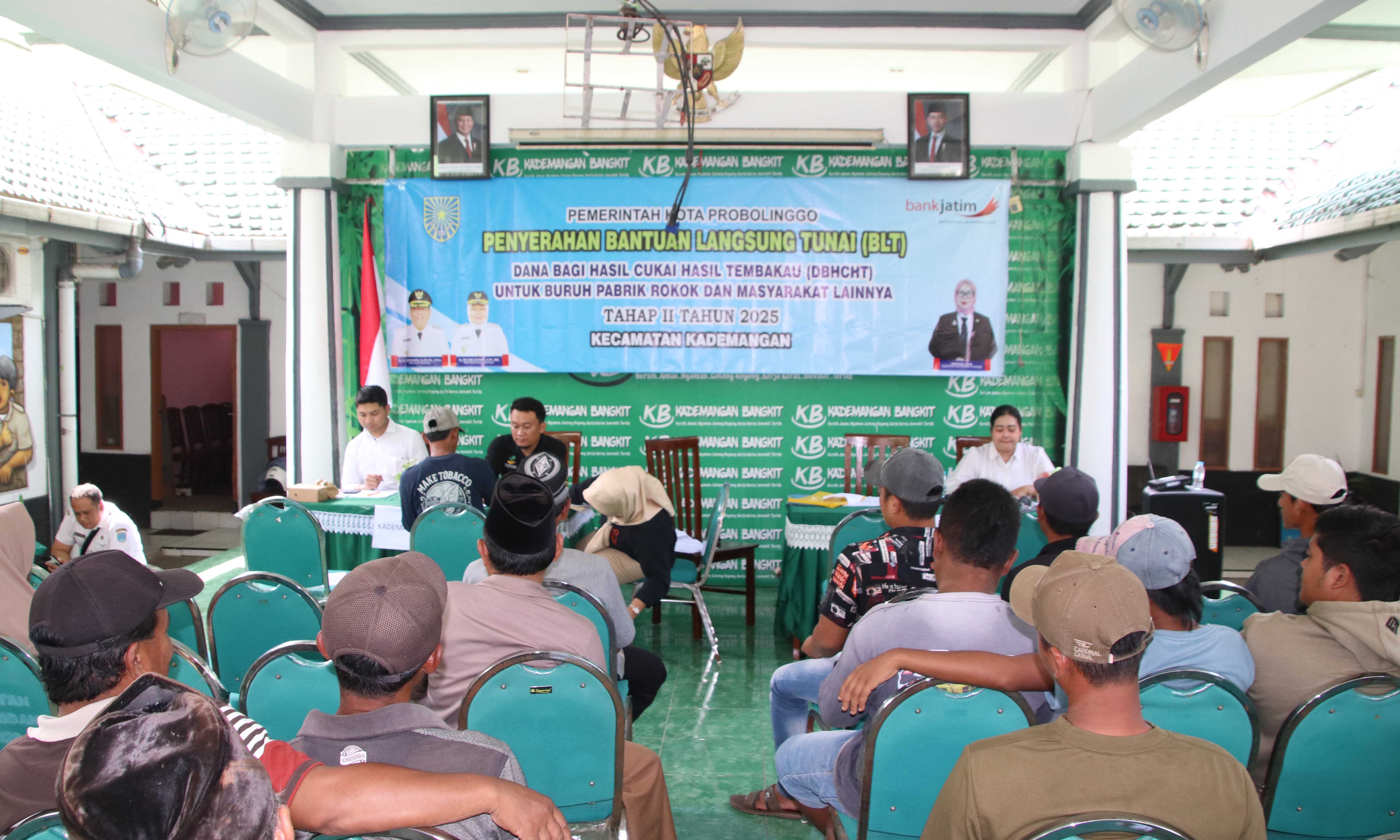 KADEMANGAN: Dalam penyaluran BLT-DBHCHT Tahap II ini, sasaran buruh tani tembakau dan buruh pabrik rokok di jadwalkan tersendiri dalam sesi siang dipusatkan di Kecamatan Kademangan.