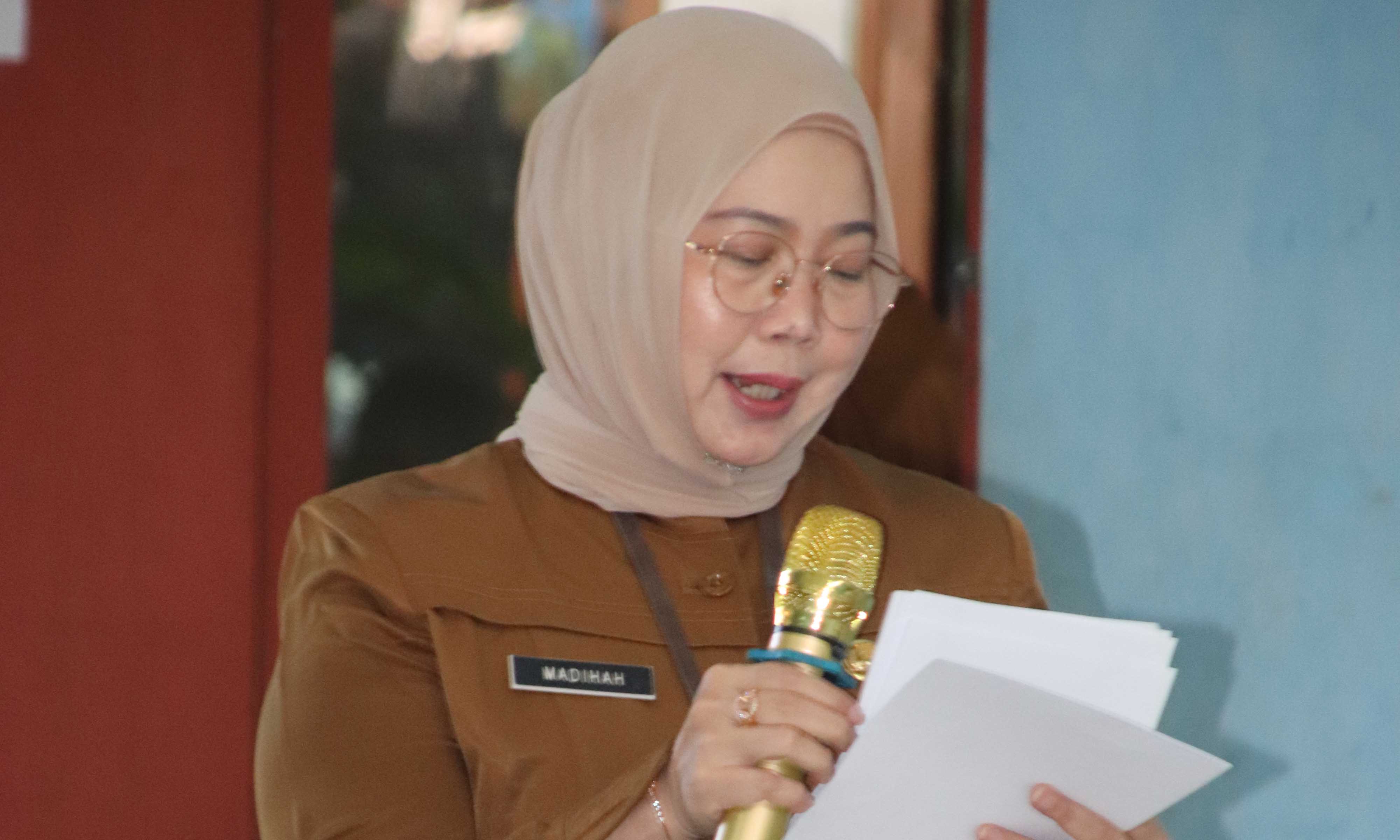LAPORAN: Kepala Dinsos PPPA Kota Probolinggo Madihah, SKM. menyampaikan laporan kegiatan Penyaluran BLT-DBHCHT Tahap II, Selasa (2/12).