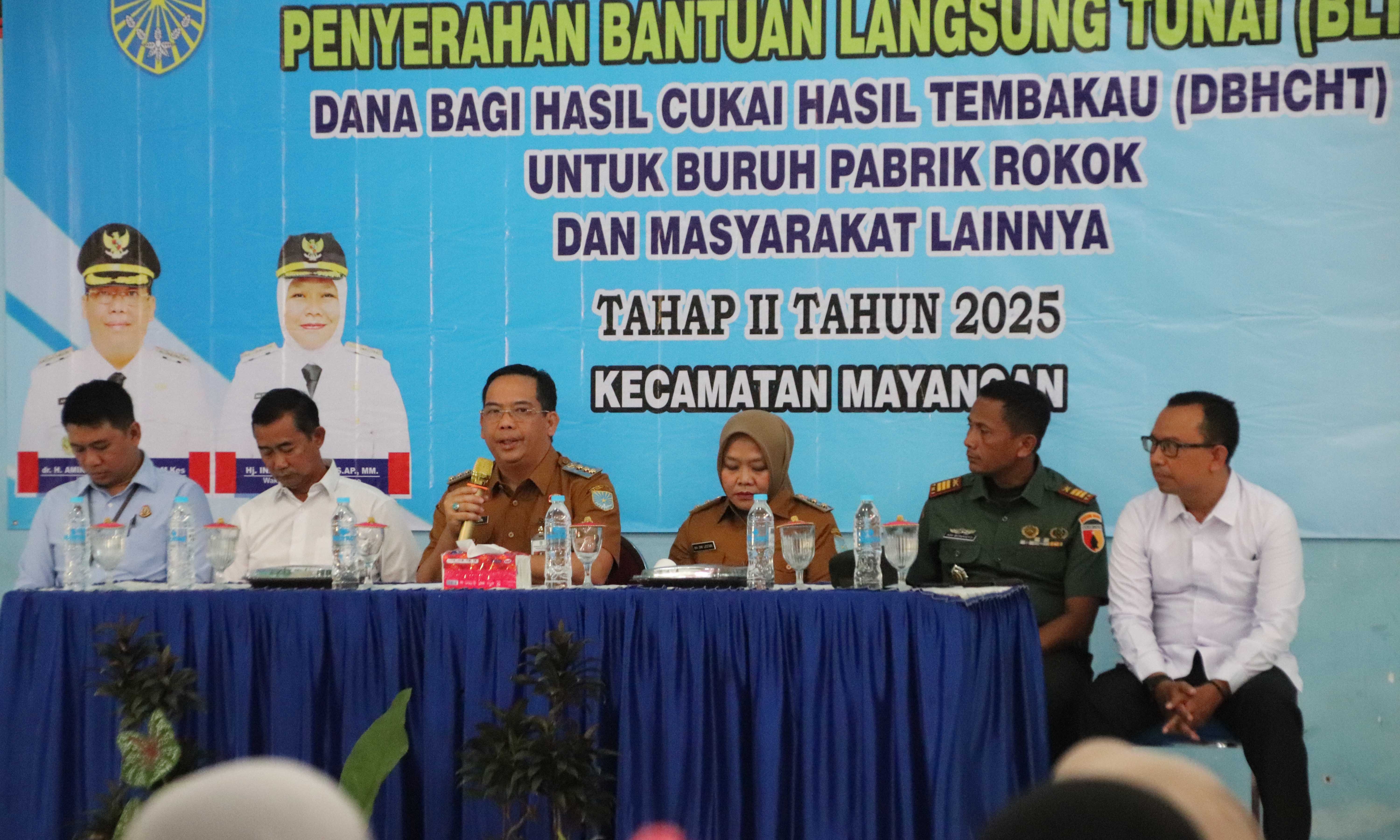 MAYANGAN: Seremonial penyaluran BLT-DBHCHT Tahap II dibuka oleh Wali Kota Probolinggo dr. Aminuddin, di Aula Kantor Kelurahan Mangunharjo untuk wilayah Kecamatan Mayangan.