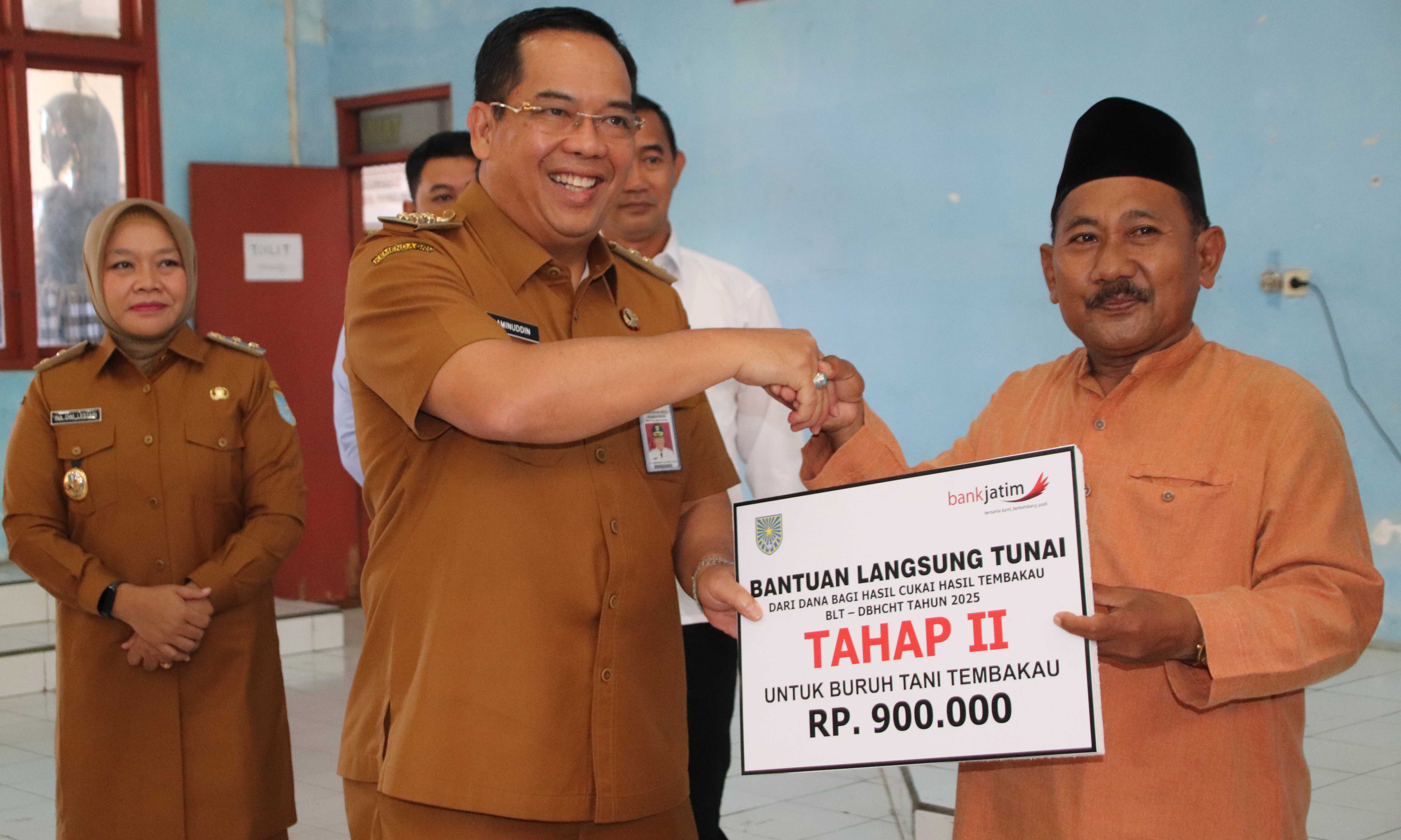 SIMBOLIS 1: Wali Kota Probolinggo dr. Aminuddin secara simbolis menyerahkan BLT-DBHCHT Tahap II kepada perwakilan KPM.
