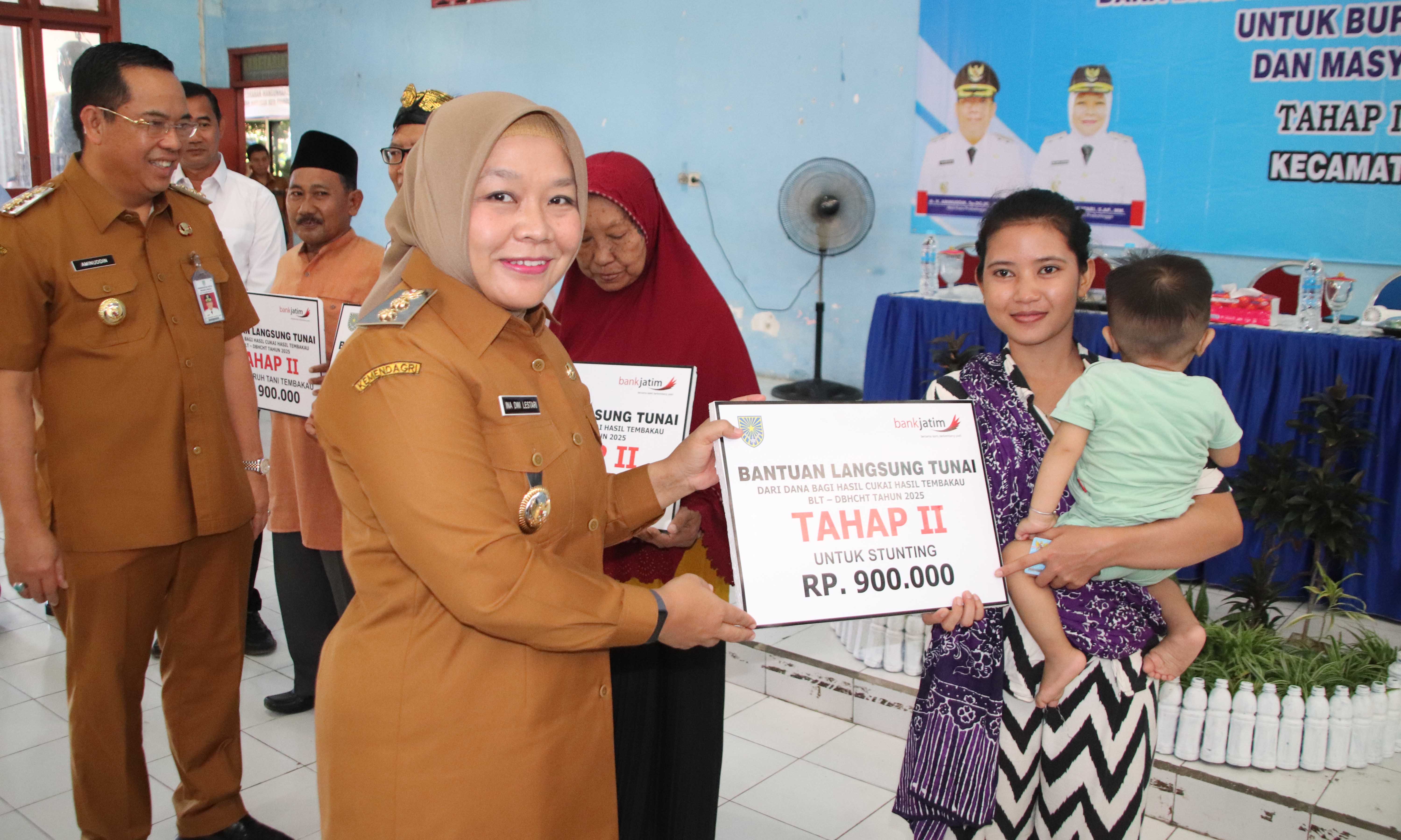 SIMBOLIS 2: Wakil Wali Kota Probolinggo Hj. Ina Dwi Lestari secara simbolis menyerahkan BLT-DBHCHT Tahap II kepada perwakilan KPM.
