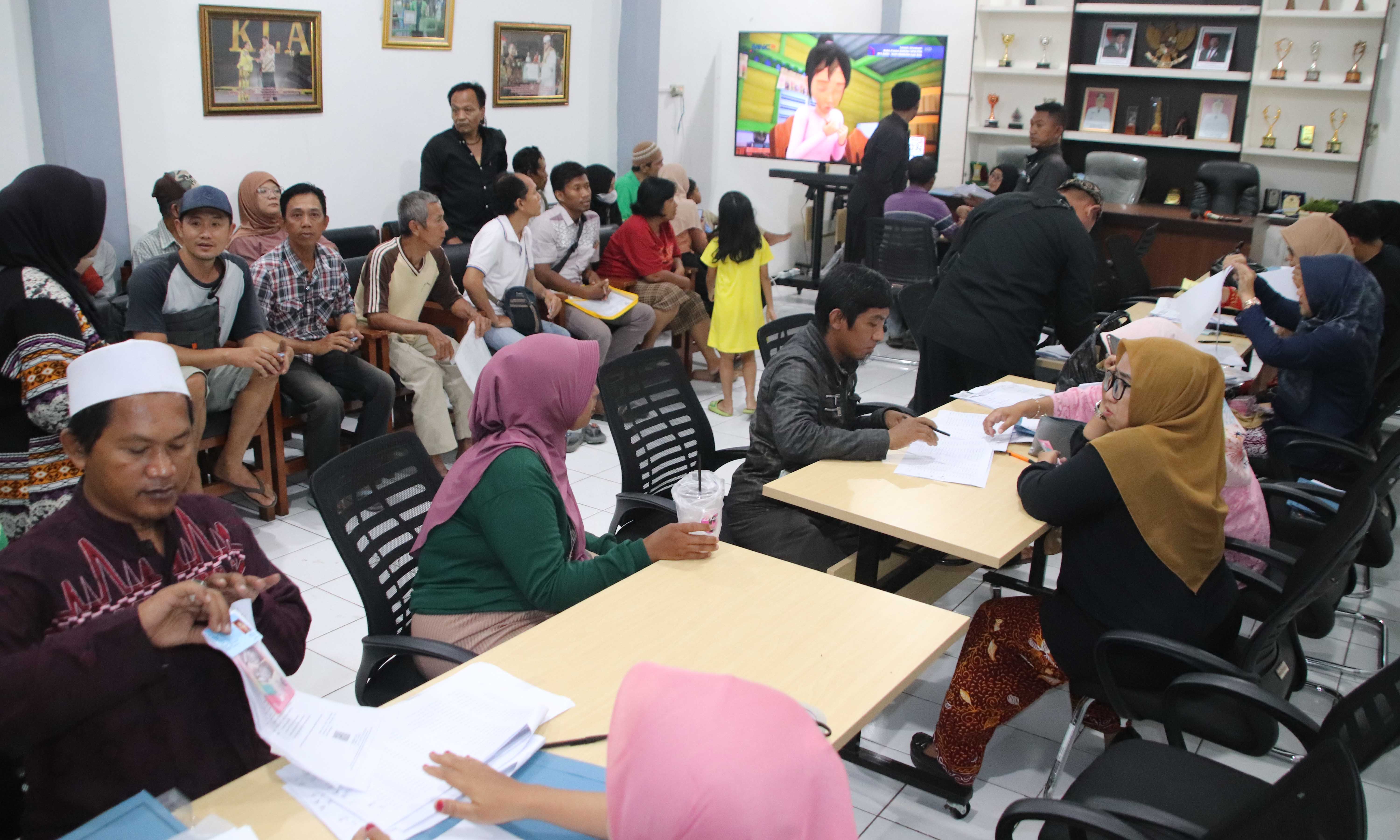 SUSULAN: Suasana Aula Kantor Dinsos PPPA Kota Probolinggo saat penyaluran BLT-DBHCHT Tahap II susulan, Kamis (4/12).