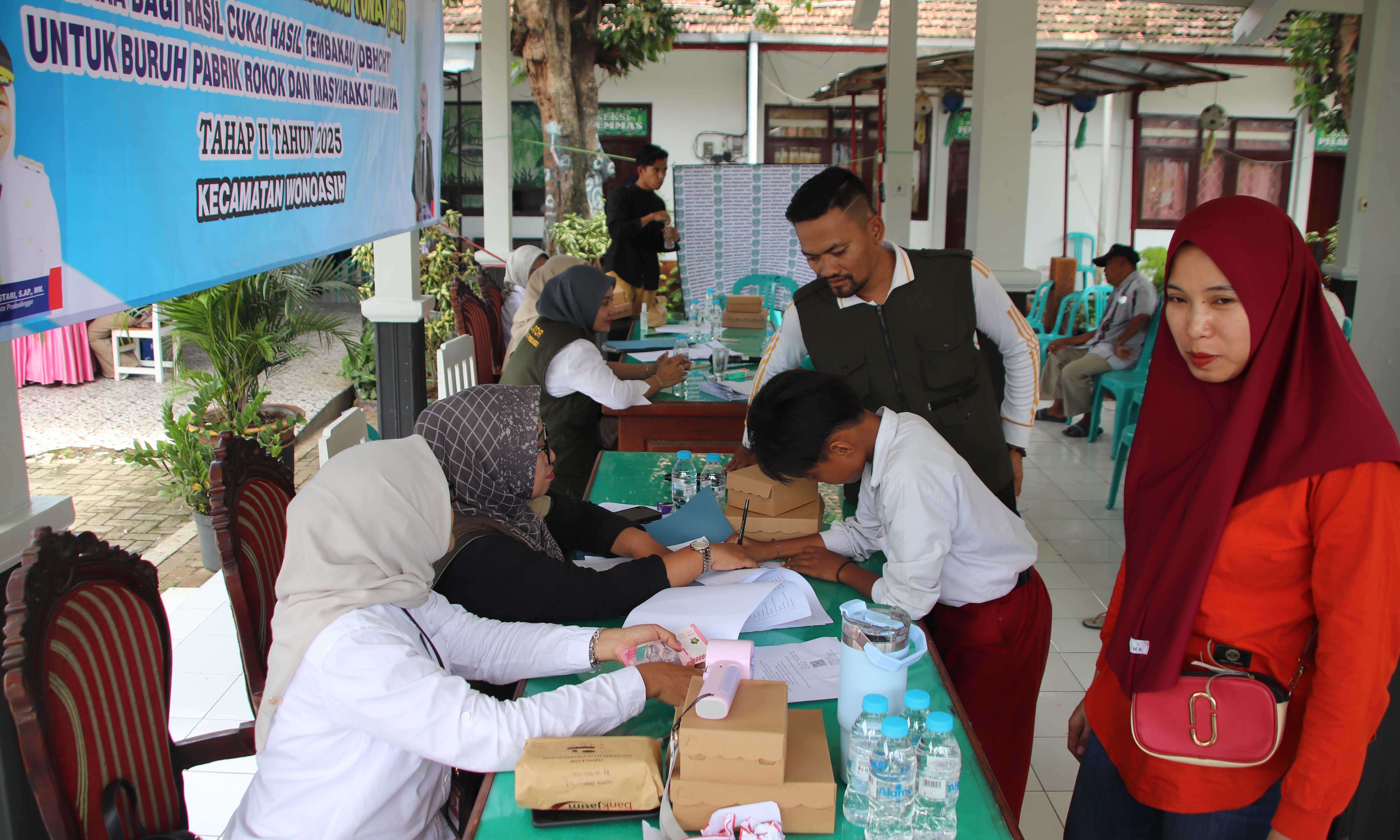 WONOASIH: Suasana penyaluran BLT-DBHCHT Tahap II di kantor Kecamatan Wonoasih.