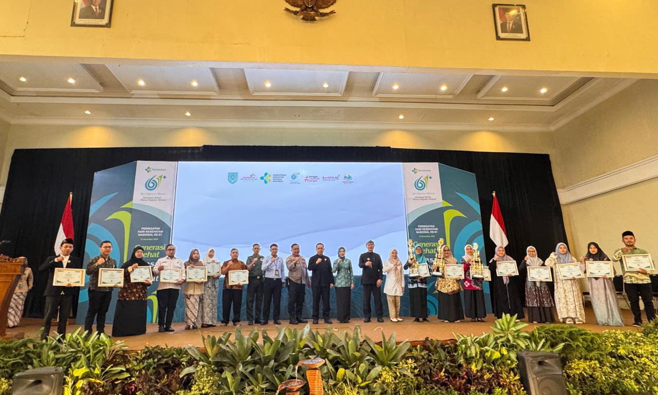 PEMENANG: Wali Kota Probolinggo dr. Aminuddin berfoto bersama pemenang lomba-lomba peringatan HKN ke-61 Tahun 2025 usai menyerahkan secara simbolis hadiah.