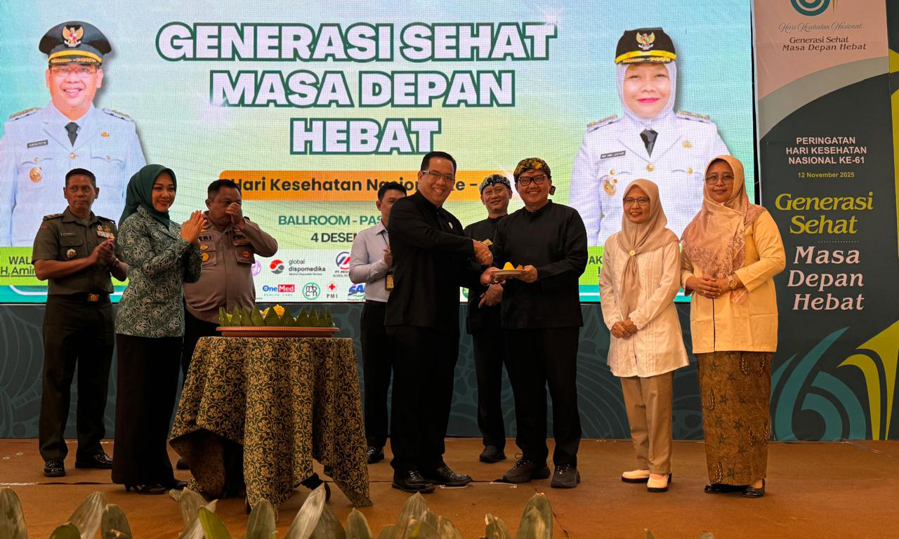 TUMPENG: Seremonial Puncak HKN ke-61 Tahun 2025 ditandai dengan Pemotongan Tumpeng oleh Wali Kota Probolinggo dr. Aminuddin dan diberikan kepada Ketua Panitia HKN ke-61 Kota Probolinggo dr. Mohammad A