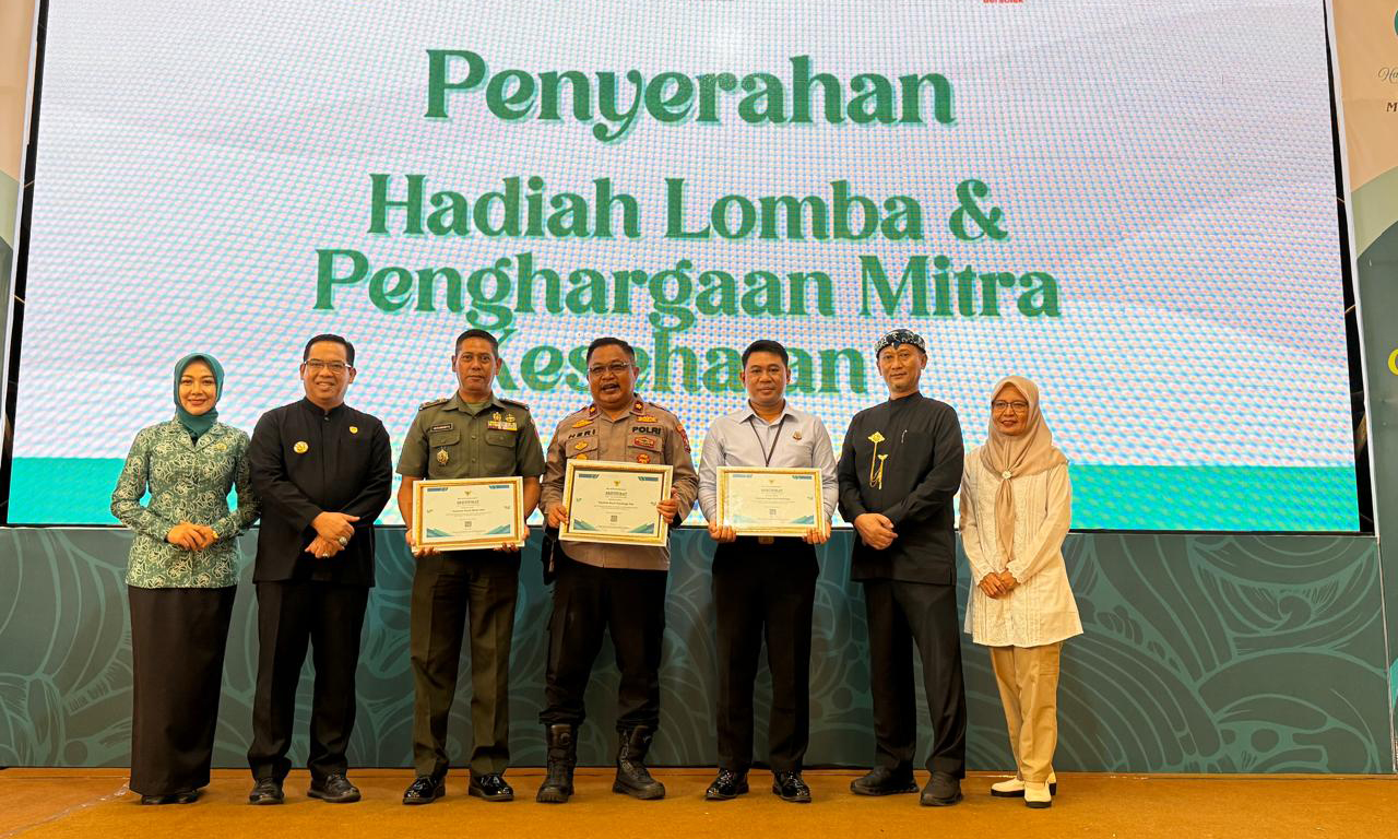 MITRA: Wali Kota Probolinggo dr. Aminuddin didampingi Sekretaris Dinkes dr. Lusi Tri Wahyuli usai menyerahkan penghargaan kepada Para Mitra Kesehatan di Kota Probolinggo.