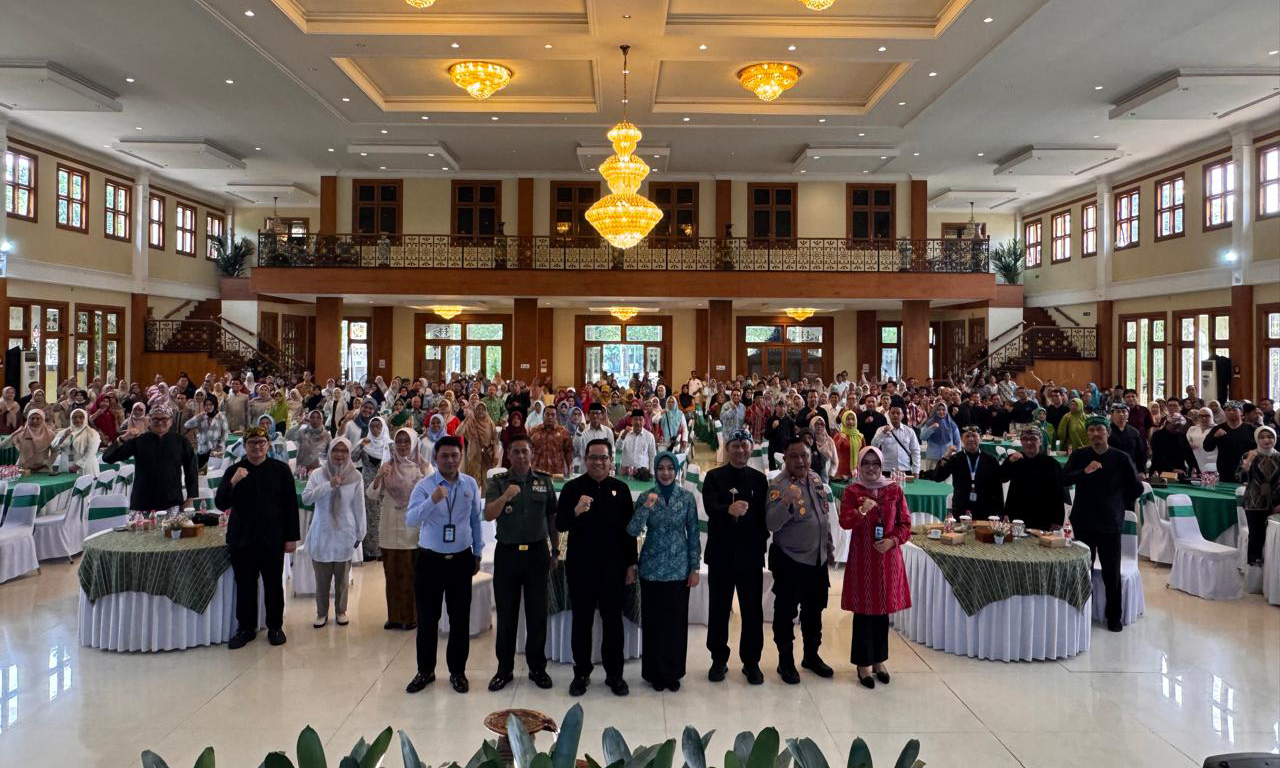 FOTO BERSAMA: Para undangan berfoto bersama usai seremonial Puncak Peringatan sekaligus Tasyakuran HKN ke-61 Tahun 2025 di Ballroom Paseban Sena, Kamis (4/11).