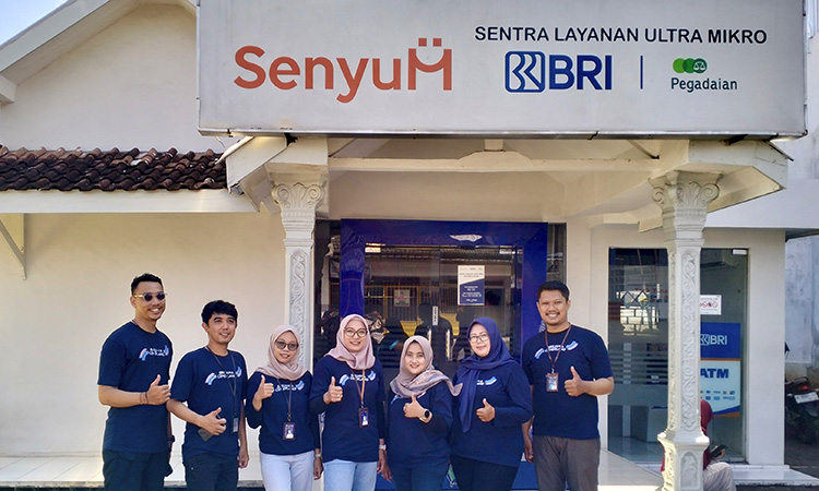 KOMPAK: Kepala Unit BRI Banyuanyar Egsi Mei Hapsari (tengah) berfoto bersama dengan pegawai.