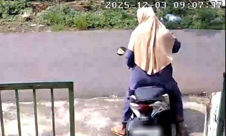 TEREKAM: Aksi tersangka yang terekam CCTV. Tersangka melancarkan aksi pencurian motor, untuk membayar utang dan memenuhi kebutuhan sehari-hari.