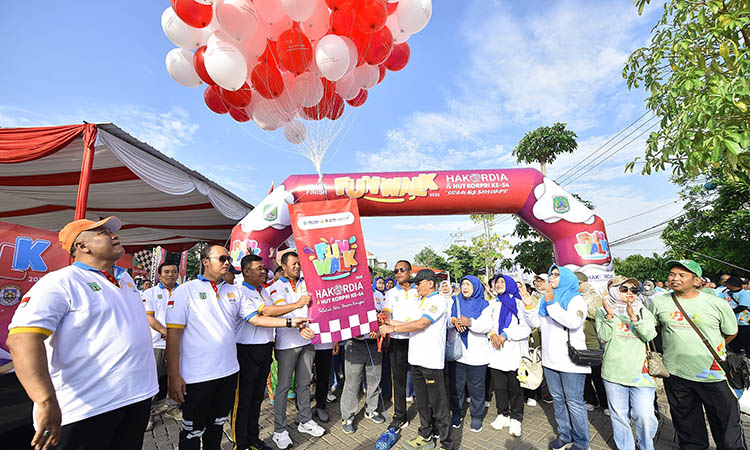 2.	SENANG DAN SEHAT: Wakil Bupati Pasuruan, HM. Shobih Asrori berangkatkan ratusan ASN untuk fun walk di acara peringatan Hakordia 2025 dan HUT Kopri ke-54.