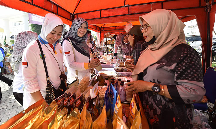 5.	ANTUSIAS: Produk unggulan UMKM Kabupaten Pasuruan diserbu pembeli di acara fun walk peringatan Hakordia 2025.