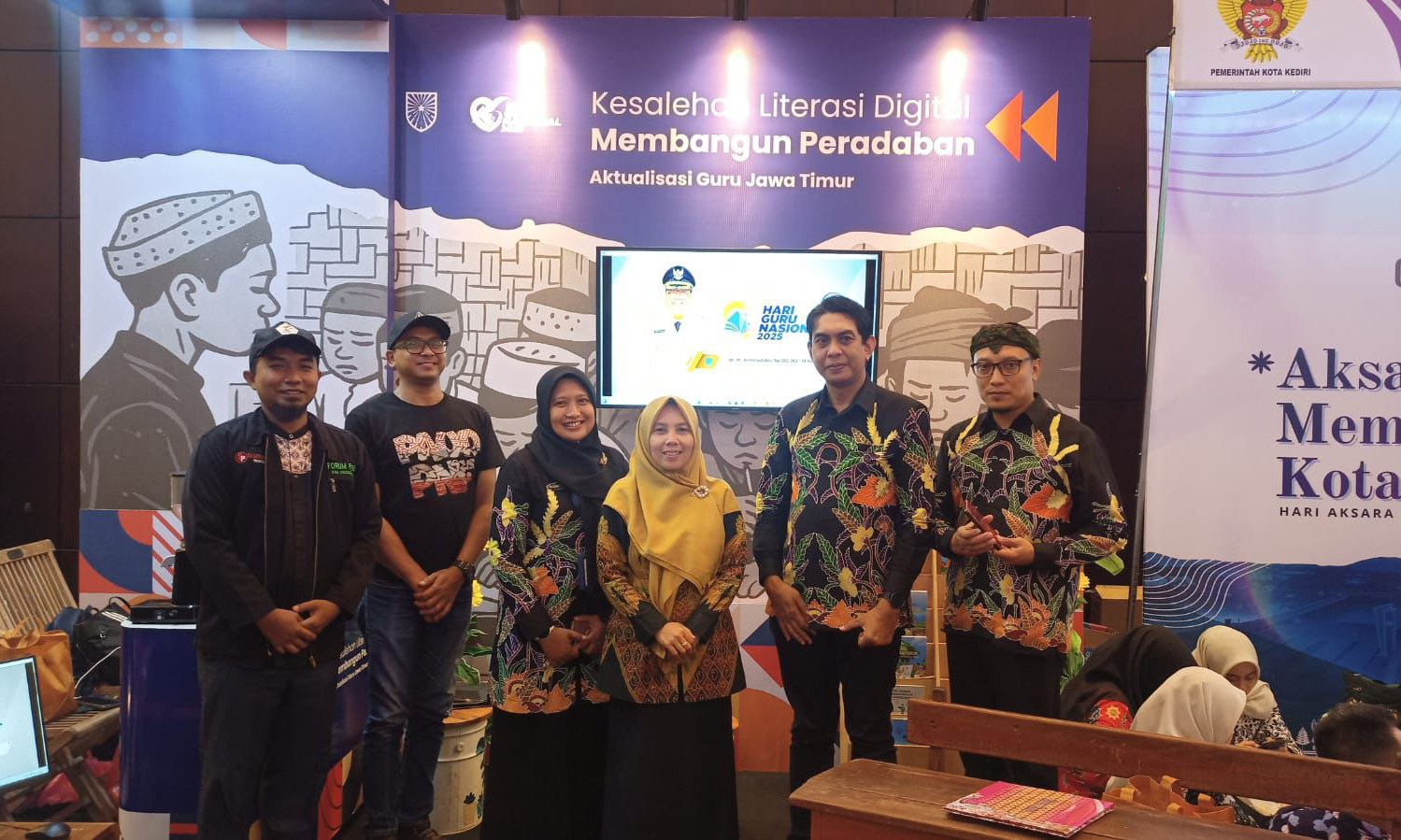 INOVASI: Disdikbud Kota Probolinggo menunjukkan eksistensi dan kreativitas terbaiknya pada HGN HAI Jawa Timur 2025 di Exhibition Hall Grand City Surabaya, Senin (1/12).