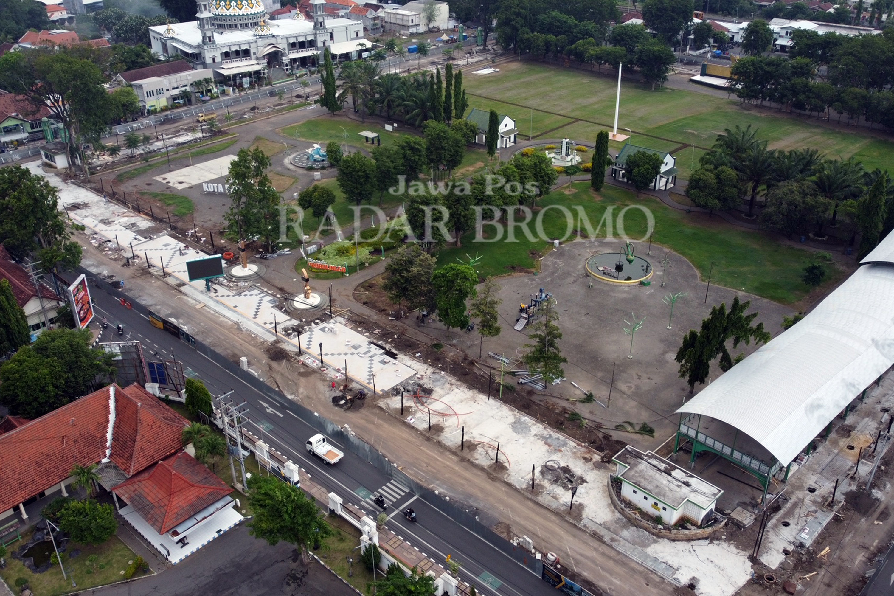 TERUS DIKEBUT: Progres pengerjaan proyek revitalsasi trotoar alun-alun Probolinggo saat dipotret dari ketinggian.