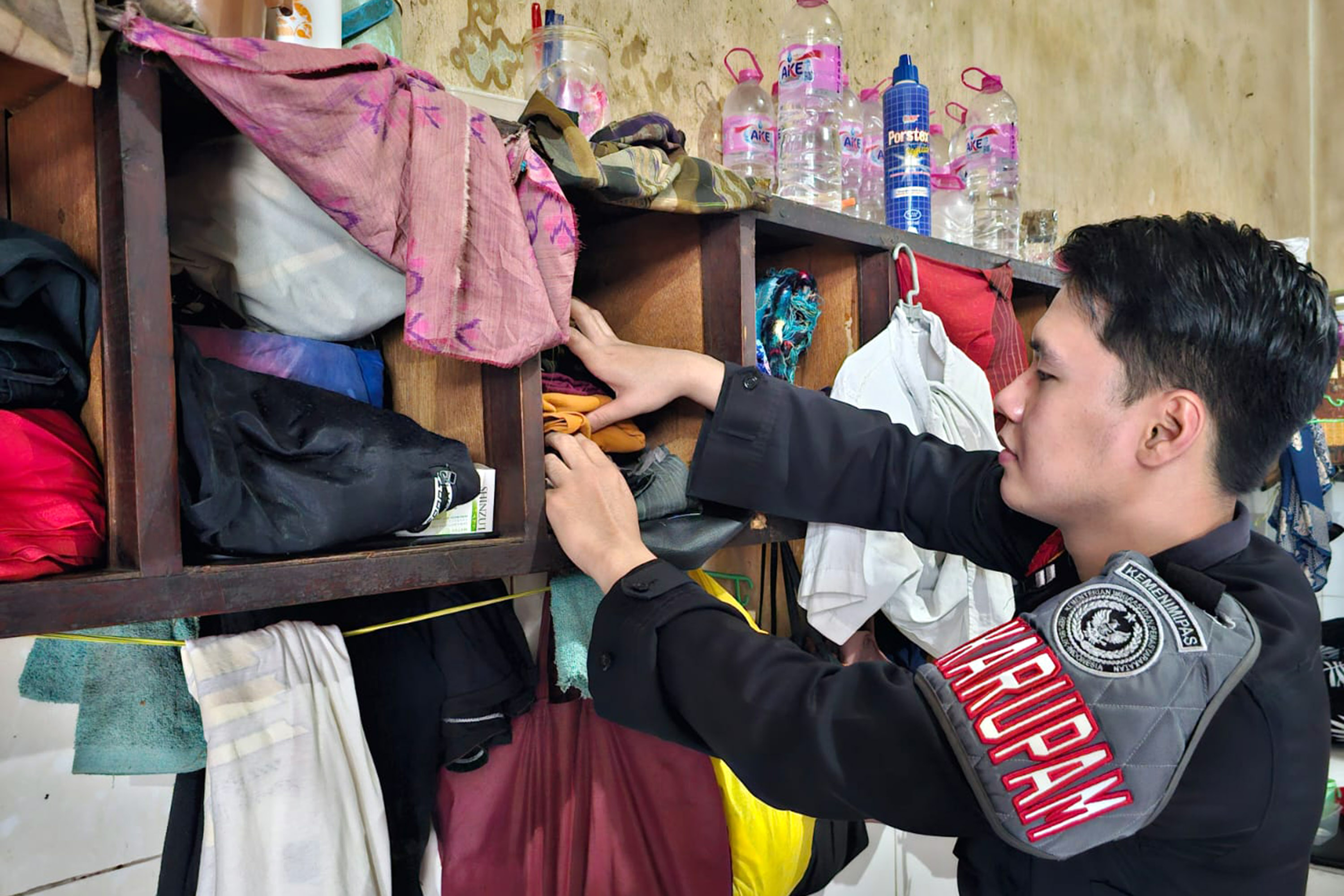 SIDAK: Petugas Lapas Kelas IIB Probolinggo saat melakukan penggeledahan di kamar hunian A7 Lapas Probolinggo, Kamis (5/12)