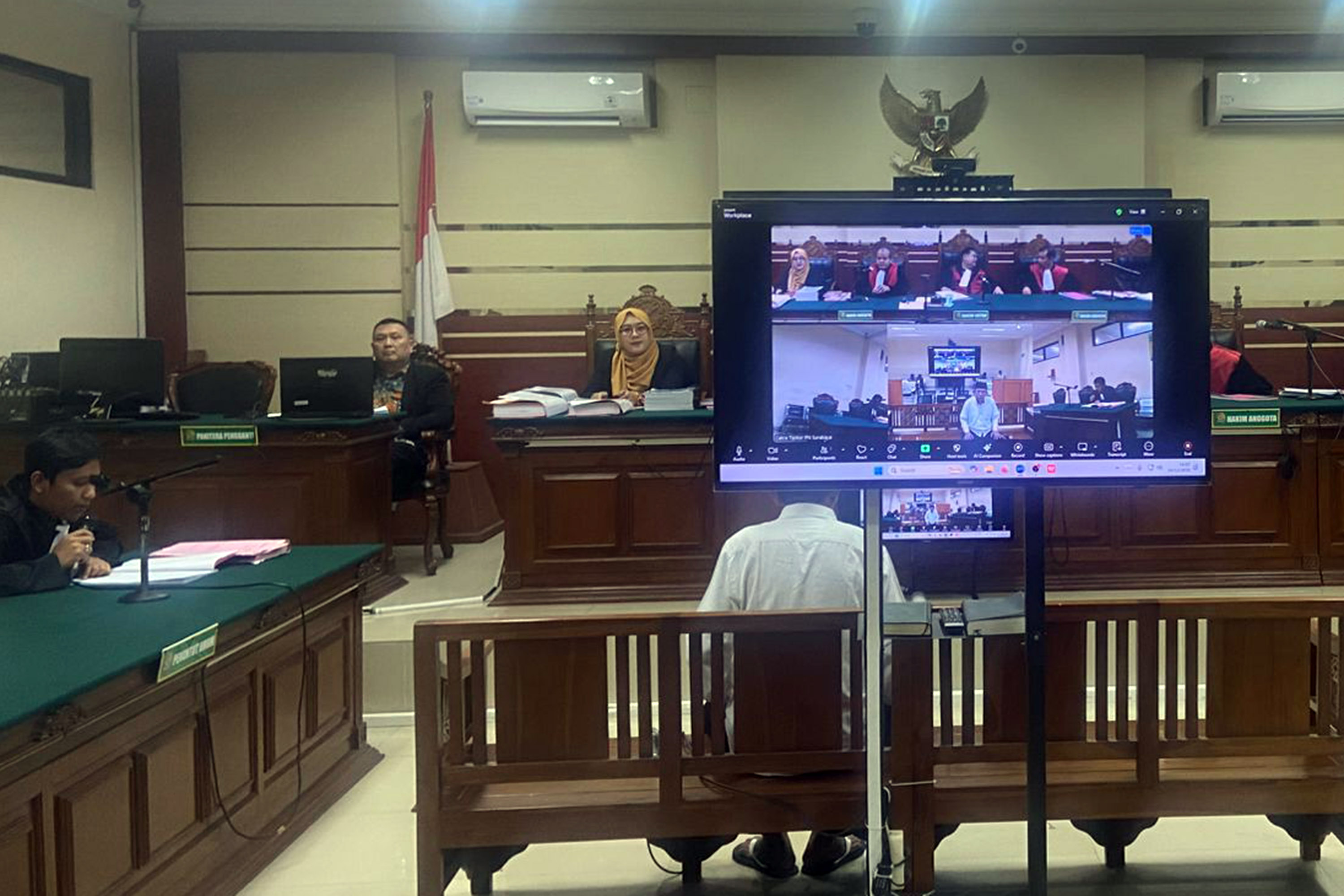 Kades Ambal-ambil Kejayan saat ikuti sidang dakwaan di Pengadilan Tipikor Surabaya.