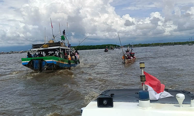 MELAUT: Sejumlah nelayan Kota Pasuruan saat melaut. Sejuah ini, tangkapan ikan nelayan Kota Pasuruan mengalami penurunan. Cuaca ekstrem menjadi pemicunya.