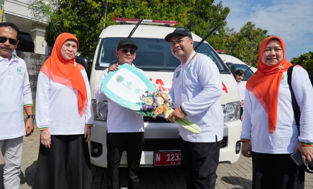 Wakil Bupati Pasuruan, HM Shobih Asori (3 dari kiri) saat menyerahkan ambulans secara simbolis.