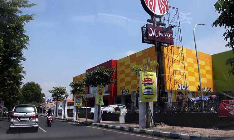 MENGGELIAT: Salah satu pertokoan yang ada di Kota Pasuruan. Sektor perdagangan, masih menjadi penyumbang terbesar dari investasi di Kota Pasuruan.