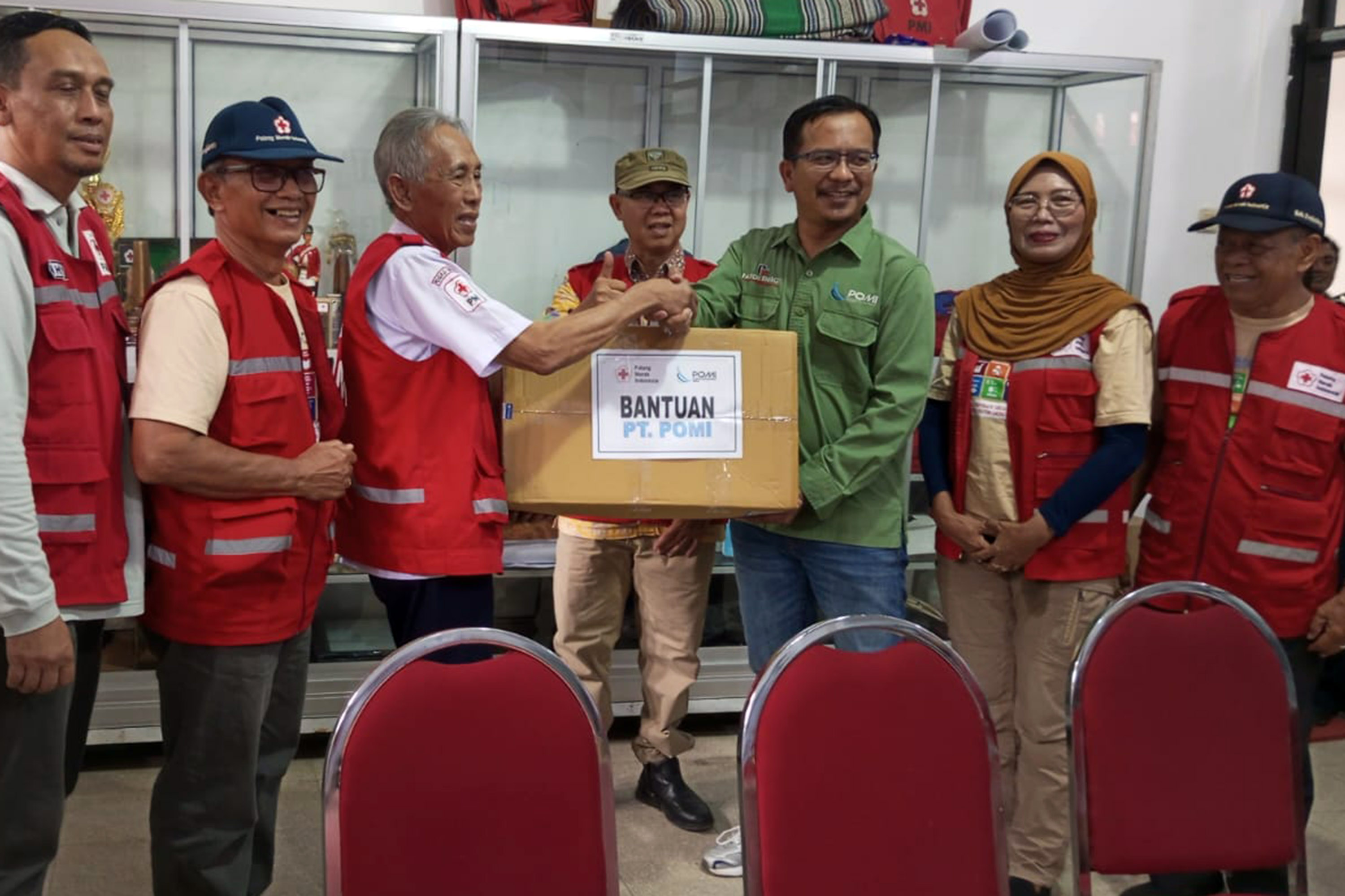 PEDULI: Secara simbolis HCFC Manager PT POMI, Rochman Hidayat (baju hijau) menyerahkan bantuan untuk masyarakat terdampak erupsi Gunung Semeru kepada PMI Lumajang.