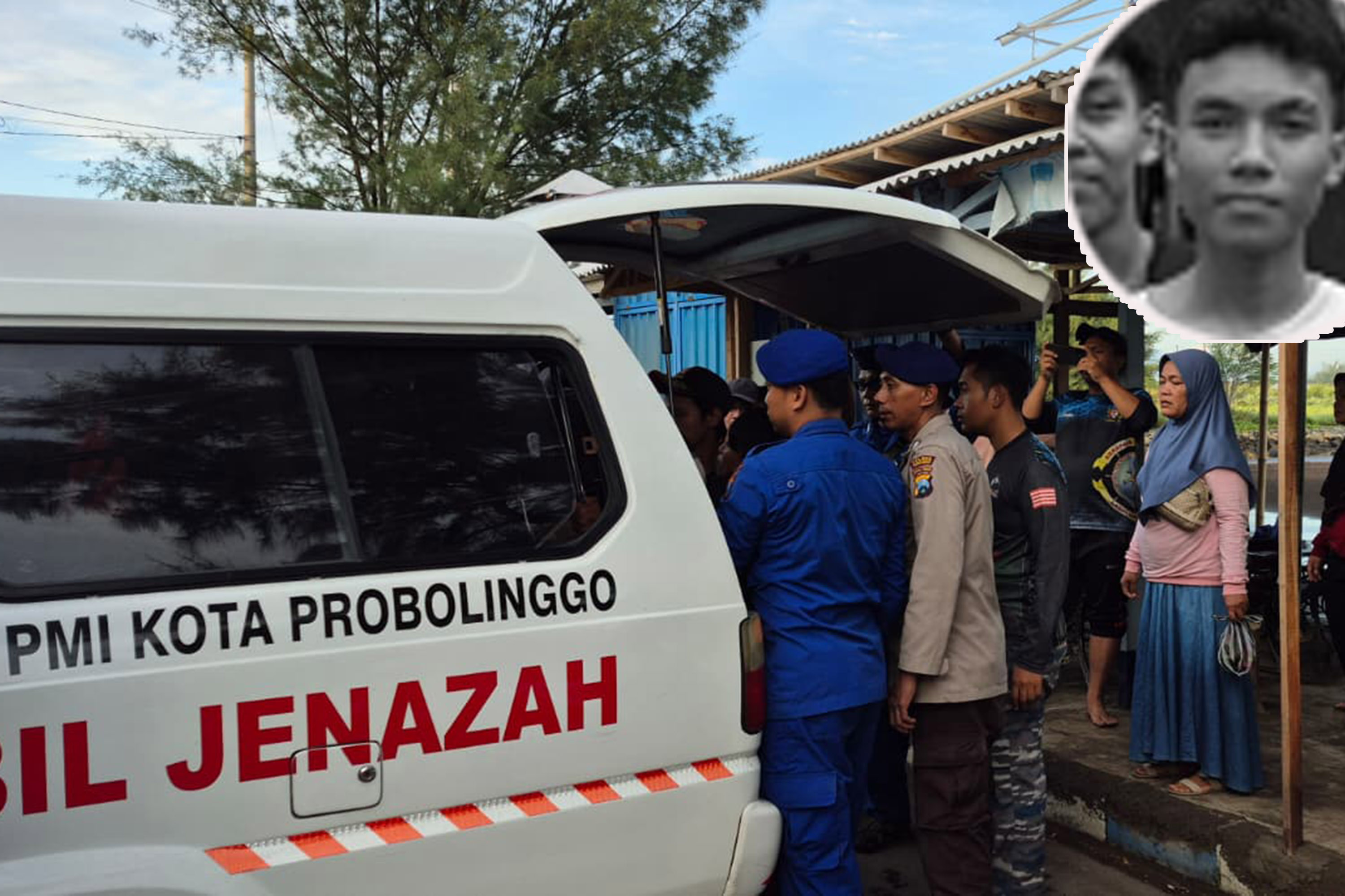 NAHAS: Petugas saat mengevakuasi jenazah korban dengan mobil ambulans. Inset korban semasa hidup.