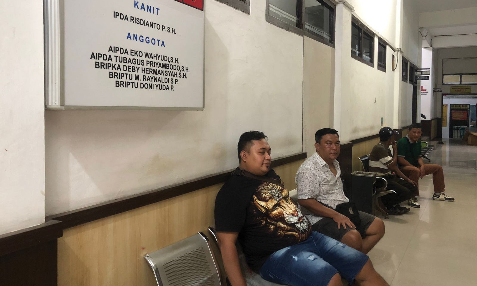 LAPORAN: Yoga Feriantana, warga Kelurahan Kedungasem, Kecamatan Wonoasih, Kota Probolinggo, saat di Polres Probolinggo Kota, Jumat (5/12).