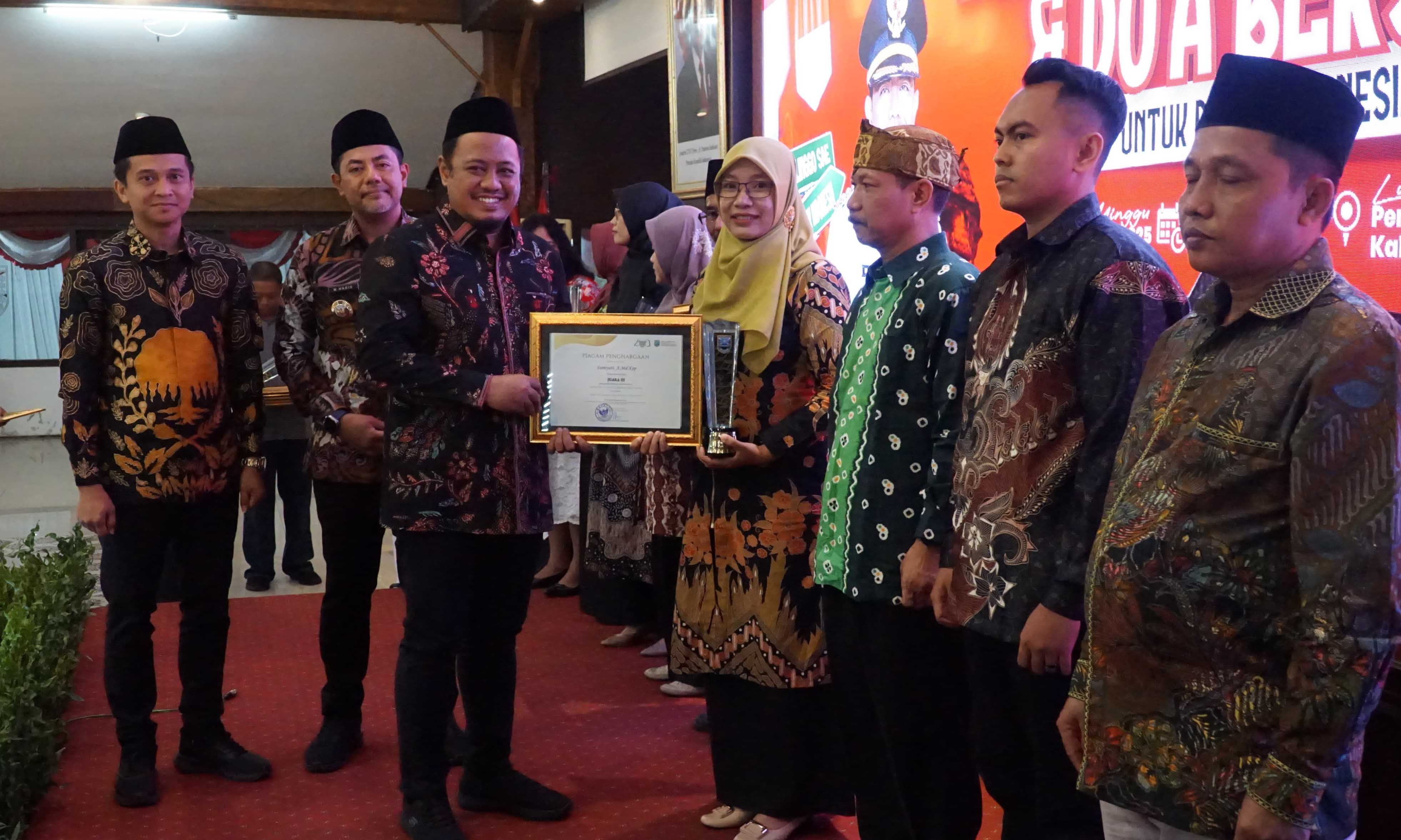 APRESIASI: Inovator Gojek TBC Sumiyati menerima penghargaan juara 3 Anugerah Inovasi Daerah Tahun 2025 dari Wakil Bupati Probolinggo Fahmi AHZ. Turut mendampingi Bupati Probolinggo dr. Mohammad Haris