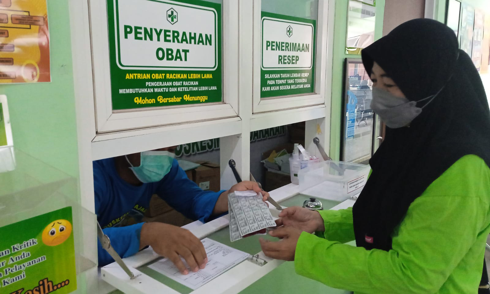 SERAH TERIMA: Kader TBC menerima obat TBC dari ruang farmasi Puskesmas Pajarakan untuk diantar ke rumah pasien.
