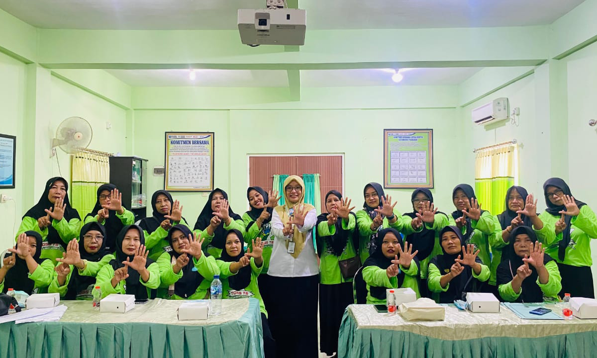 PEJUANG: Para kader TBC dari 12 desa di wilayah kerja Puskesmas Pajarakan berfoto bersama dengan Sumiyati (tengah).