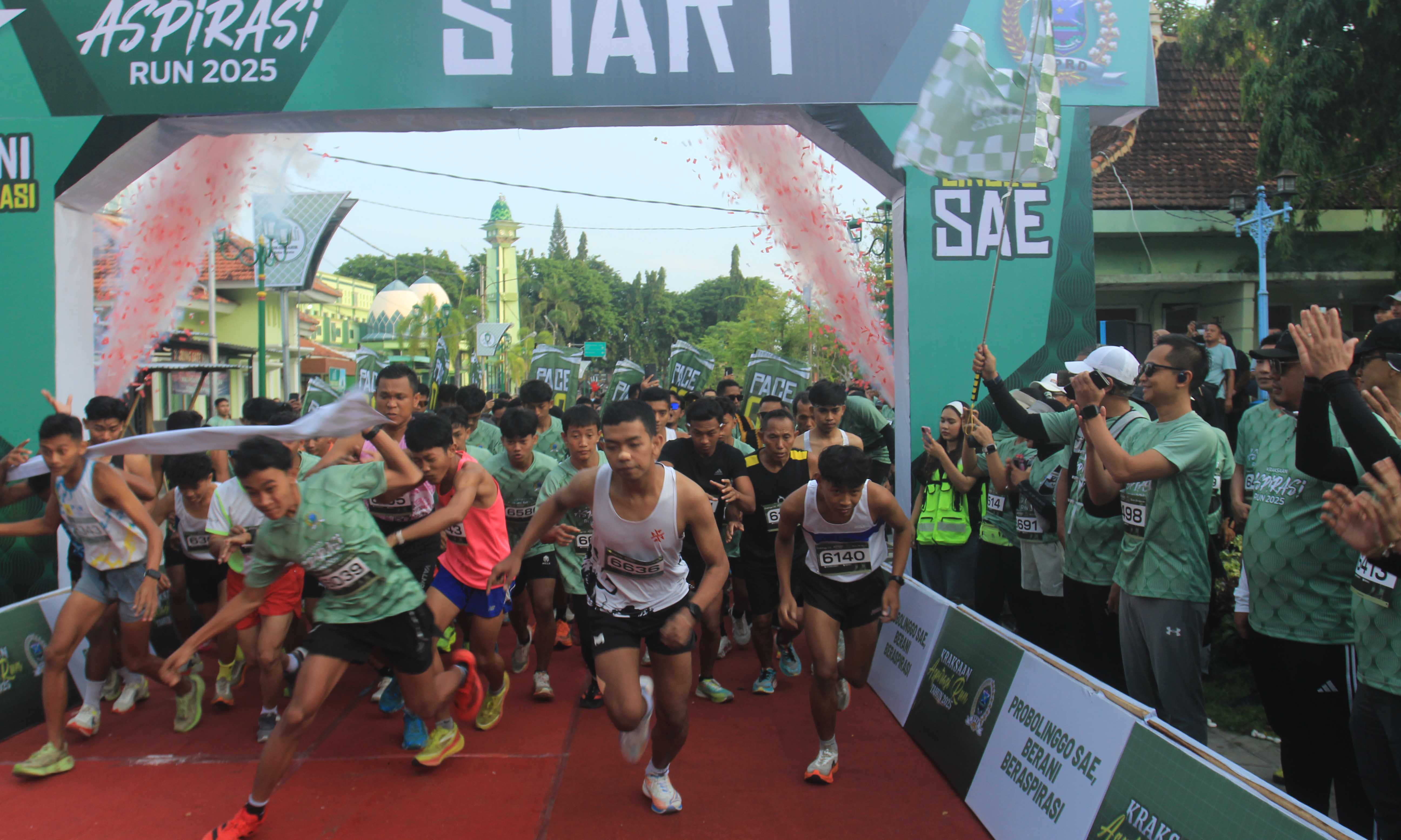 PELEPASAN: Bupati Probolinggo dr. Mohammad Haris bersama Ketua DPRD Kabupaten Probolinggo Oka Mahendra Jati Kusuma melepas ribuan peserta Kraksaan Aspirasi Run.