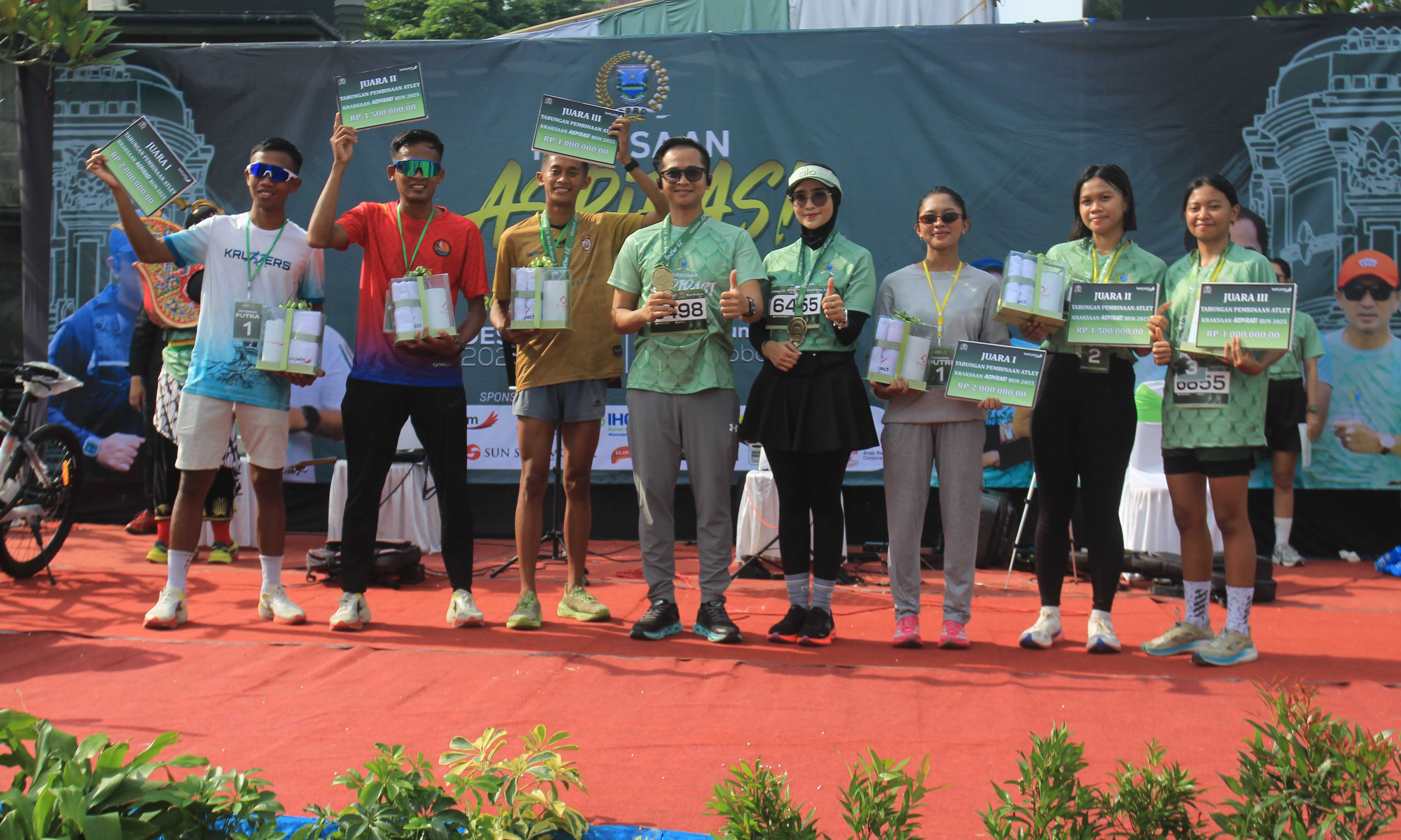 JUARA: Ketua DPRD Kabupaten Probolinggo bersama istri dan para juara Kraksaan Aspirasi Run berfoto bersama usai menyerahkan hadiah.