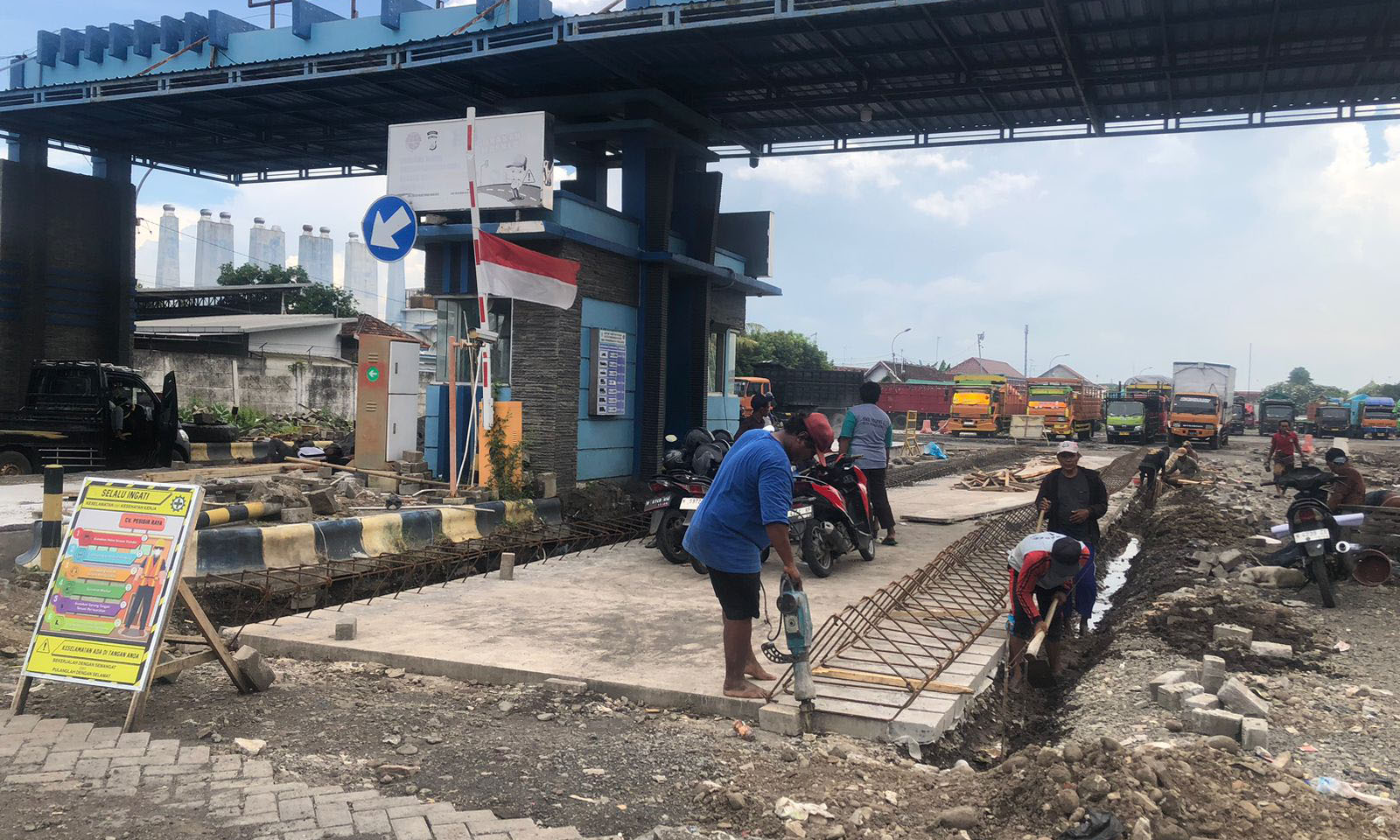 PROYEK: Sejumlah pekerja menggarap landasan gerbang Fasilitas Parkir Angkutan Barang (FPAB) Mayangan, Kota Probolinggo, Sabtu (6/12).